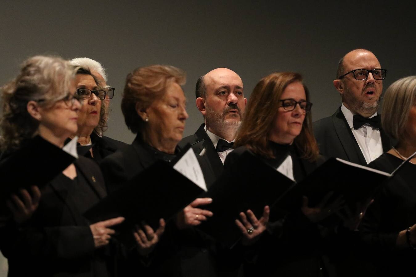 Miguel Gil del Río, jerezano, maestro, hombre de fe y gran cofrade, ha ofrecido este domingo el Pregón de la Semana Santa de Jerez de los Caballeros 2019. En este acto oficial, celebrado en el cine-teatro Balboa, orlado por las voces de la Coral de la Escuela Municipal de Música y con la presencia junto al pregonero de la alcaldesa de la ciudad, Virginia Borrallo; el párroco, Antonio María Rejano; el presidente de la Junta de Cofradías, Francisco Gallardo, y Antonio José Carrasco, encargado de su presentación, Miguel Gil ha abierto las puertas del acontecimiento más grande y único en la vida de la ciudad templaria y lo ha hecho con versos emocionados, con una vivencia profunda y con sentimiento cofrade.