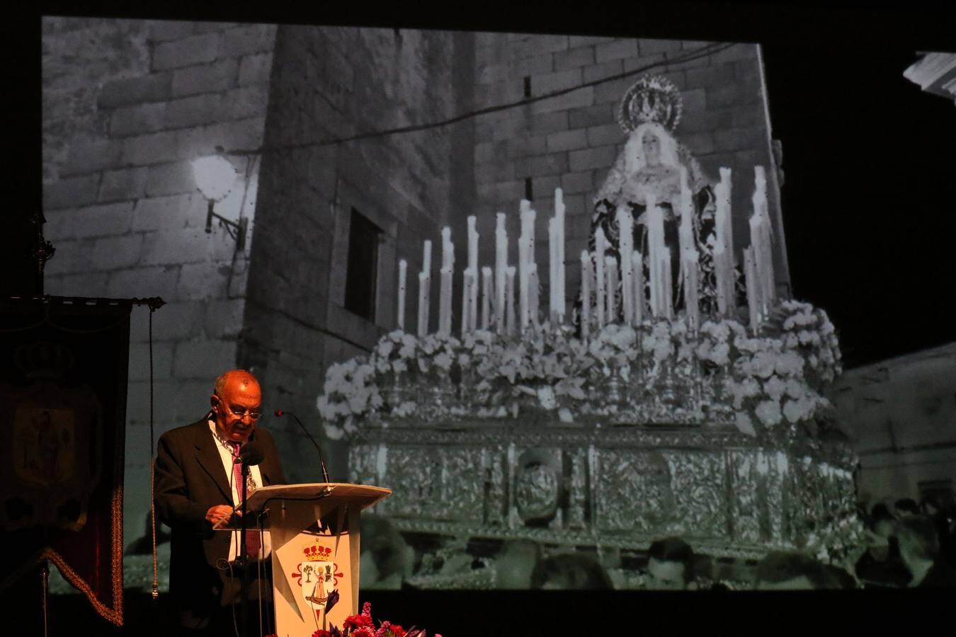 Miguel Gil del Río, jerezano, maestro, hombre de fe y gran cofrade, ha ofrecido este domingo el Pregón de la Semana Santa de Jerez de los Caballeros 2019. En este acto oficial, celebrado en el cine-teatro Balboa, orlado por las voces de la Coral de la Escuela Municipal de Música y con la presencia junto al pregonero de la alcaldesa de la ciudad, Virginia Borrallo; el párroco, Antonio María Rejano; el presidente de la Junta de Cofradías, Francisco Gallardo, y Antonio José Carrasco, encargado de su presentación, Miguel Gil ha abierto las puertas del acontecimiento más grande y único en la vida de la ciudad templaria y lo ha hecho con versos emocionados, con una vivencia profunda y con sentimiento cofrade.