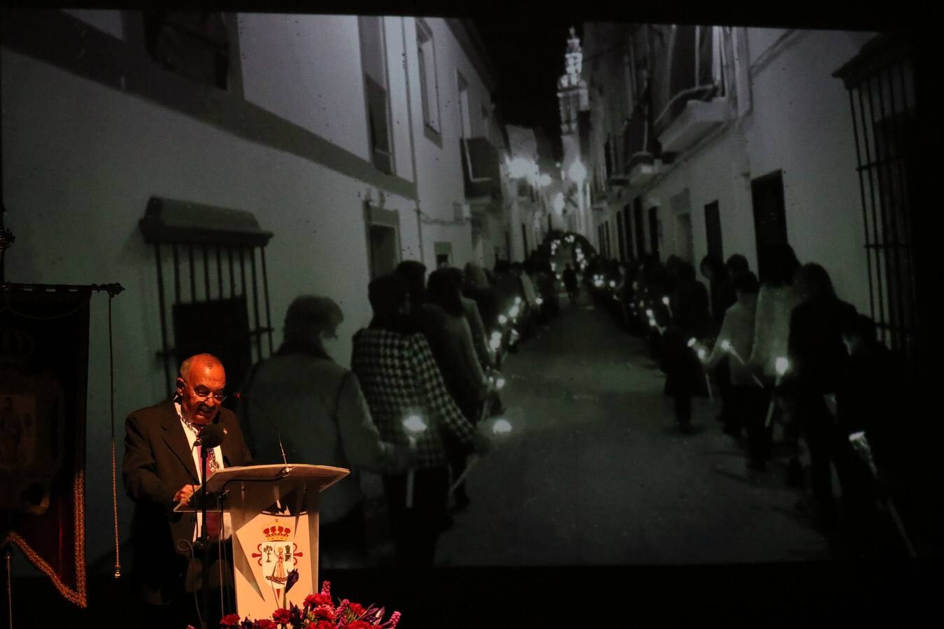 Miguel Gil del Río, jerezano, maestro, hombre de fe y gran cofrade, ha ofrecido este domingo el Pregón de la Semana Santa de Jerez de los Caballeros 2019. En este acto oficial, celebrado en el cine-teatro Balboa, orlado por las voces de la Coral de la Escuela Municipal de Música y con la presencia junto al pregonero de la alcaldesa de la ciudad, Virginia Borrallo; el párroco, Antonio María Rejano; el presidente de la Junta de Cofradías, Francisco Gallardo, y Antonio José Carrasco, encargado de su presentación, Miguel Gil ha abierto las puertas del acontecimiento más grande y único en la vida de la ciudad templaria y lo ha hecho con versos emocionados, con una vivencia profunda y con sentimiento cofrade.