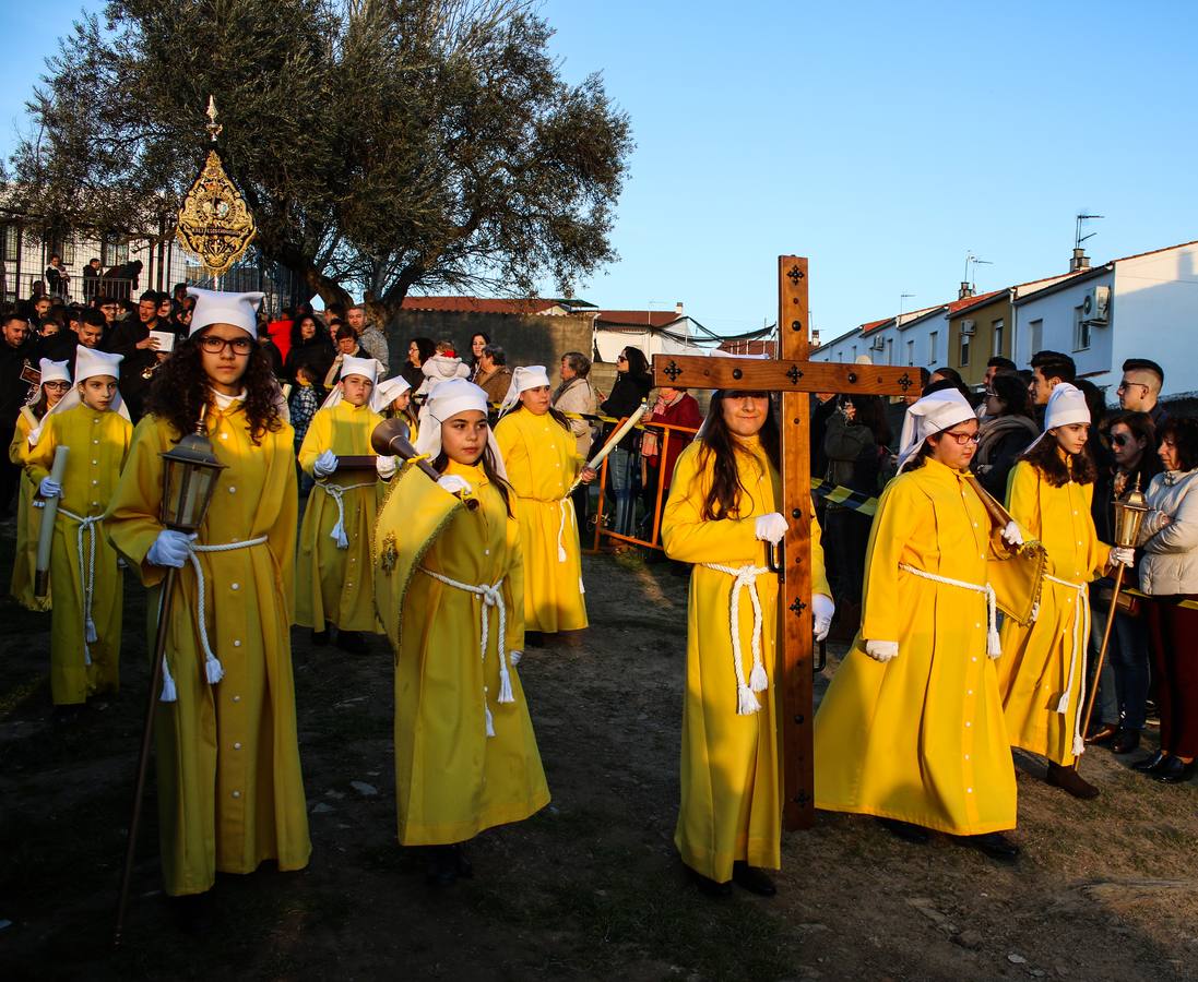 Alumnos con la túnica amarilla propia de esta Semana Santa infantil.