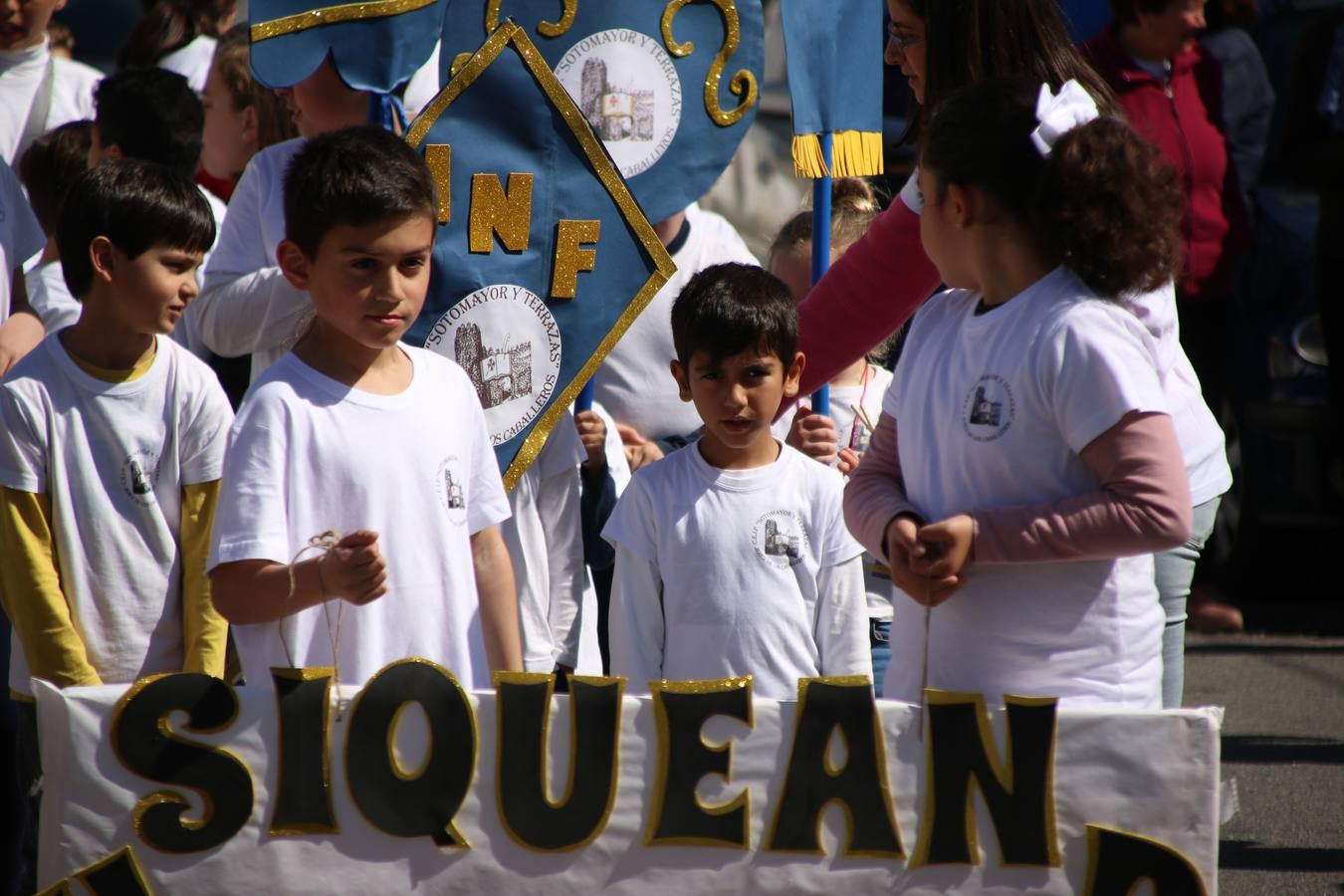 El Colegio 'Sotomayor y Terrazas' ha celebrado, esta mañana, su III Certamen escolar de bandas, organizado por el área de Música de este centro educativo, bajo la dirección de la maestra Loli Guzmán. A las puertas de la Semana Santa de Jerez, la actividad ha tenido como objetivo acercar la música a los niños y trabajar con ellos los sones que acompañan esta celebración. Esta edición ha contado, también, con la participación de alumnos del Colegio de Educación Especial 'Nuestra Señora de Aguasantas', la Agrupación Musical 'Nuestro Padre Jesús Nazareno', la Banda de CC. y TT. de 'Nuestra Señora del Rosario' y la Agrupación Musical 'Maestro Sousa'. Además, como novedad, se ha realizado un desfile previo por las calles del popular 'Barrio Alto'.
