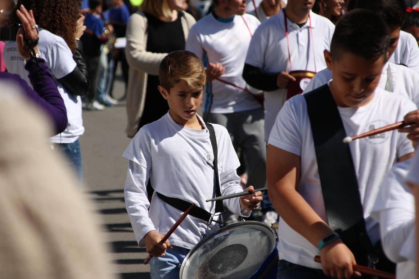 El Colegio 'Sotomayor y Terrazas' ha celebrado, esta mañana, su III Certamen escolar de bandas, organizado por el área de Música de este centro educativo, bajo la dirección de la maestra Loli Guzmán. A las puertas de la Semana Santa de Jerez, la actividad ha tenido como objetivo acercar la música a los niños y trabajar con ellos los sones que acompañan esta celebración. Esta edición ha contado, también, con la participación de alumnos del Colegio de Educación Especial 'Nuestra Señora de Aguasantas', la Agrupación Musical 'Nuestro Padre Jesús Nazareno', la Banda de CC. y TT. de 'Nuestra Señora del Rosario' y la Agrupación Musical 'Maestro Sousa'. Además, como novedad, se ha realizado un desfile previo por las calles del popular 'Barrio Alto'.