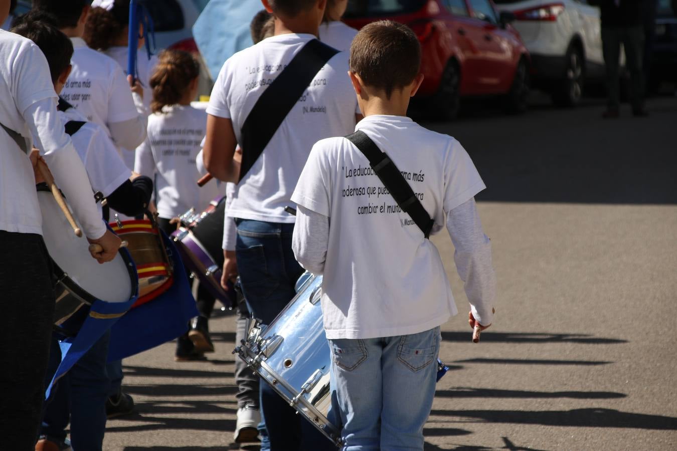 El Colegio 'Sotomayor y Terrazas' ha celebrado, esta mañana, su III Certamen escolar de bandas, organizado por el área de Música de este centro educativo, bajo la dirección de la maestra Loli Guzmán. A las puertas de la Semana Santa de Jerez, la actividad ha tenido como objetivo acercar la música a los niños y trabajar con ellos los sones que acompañan esta celebración. Esta edición ha contado, también, con la participación de alumnos del Colegio de Educación Especial 'Nuestra Señora de Aguasantas', la Agrupación Musical 'Nuestro Padre Jesús Nazareno', la Banda de CC. y TT. de 'Nuestra Señora del Rosario' y la Agrupación Musical 'Maestro Sousa'. Además, como novedad, se ha realizado un desfile previo por las calles del popular 'Barrio Alto'.