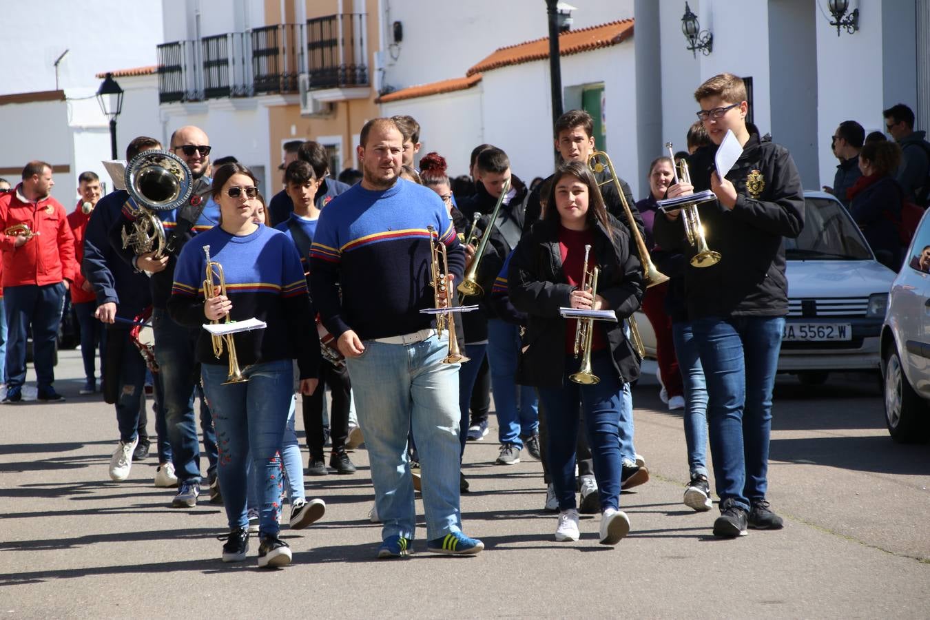 El Colegio 'Sotomayor y Terrazas' ha celebrado, esta mañana, su III Certamen escolar de bandas, organizado por el área de Música de este centro educativo, bajo la dirección de la maestra Loli Guzmán. A las puertas de la Semana Santa de Jerez, la actividad ha tenido como objetivo acercar la música a los niños y trabajar con ellos los sones que acompañan esta celebración. Esta edición ha contado, también, con la participación de alumnos del Colegio de Educación Especial 'Nuestra Señora de Aguasantas', la Agrupación Musical 'Nuestro Padre Jesús Nazareno', la Banda de CC. y TT. de 'Nuestra Señora del Rosario' y la Agrupación Musical 'Maestro Sousa'. Además, como novedad, se ha realizado un desfile previo por las calles del popular 'Barrio Alto'.