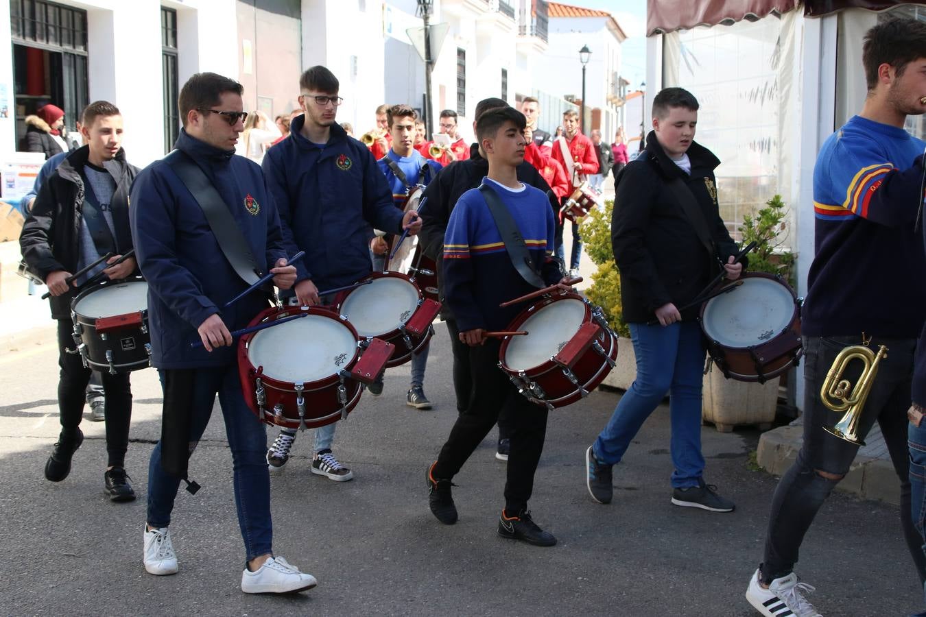 El Colegio 'Sotomayor y Terrazas' ha celebrado, esta mañana, su III Certamen escolar de bandas, organizado por el área de Música de este centro educativo, bajo la dirección de la maestra Loli Guzmán. A las puertas de la Semana Santa de Jerez, la actividad ha tenido como objetivo acercar la música a los niños y trabajar con ellos los sones que acompañan esta celebración. Esta edición ha contado, también, con la participación de alumnos del Colegio de Educación Especial 'Nuestra Señora de Aguasantas', la Agrupación Musical 'Nuestro Padre Jesús Nazareno', la Banda de CC. y TT. de 'Nuestra Señora del Rosario' y la Agrupación Musical 'Maestro Sousa'. Además, como novedad, se ha realizado un desfile previo por las calles del popular 'Barrio Alto'.