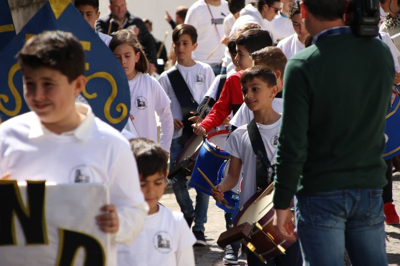 El Colegio 'Sotomayor y Terrazas' ha celebrado, esta mañana, su III Certamen escolar de bandas, organizado por el área de Música de este centro educativo, bajo la dirección de la maestra Loli Guzmán. A las puertas de la Semana Santa de Jerez, la actividad ha tenido como objetivo acercar la música a los niños y trabajar con ellos los sones que acompañan esta celebración. Esta edición ha contado, también, con la participación de alumnos del Colegio de Educación Especial 'Nuestra Señora de Aguasantas', la Agrupación Musical 'Nuestro Padre Jesús Nazareno', la Banda de CC. y TT. de 'Nuestra Señora del Rosario' y la Agrupación Musical 'Maestro Sousa'. Además, como novedad, se ha realizado un desfile previo por las calles del popular 'Barrio Alto'.