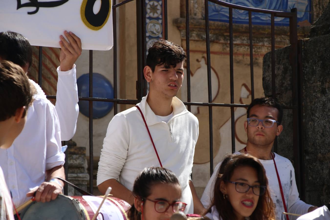 El Colegio 'Sotomayor y Terrazas' ha celebrado, esta mañana, su III Certamen escolar de bandas, organizado por el área de Música de este centro educativo, bajo la dirección de la maestra Loli Guzmán. A las puertas de la Semana Santa de Jerez, la actividad ha tenido como objetivo acercar la música a los niños y trabajar con ellos los sones que acompañan esta celebración. Esta edición ha contado, también, con la participación de alumnos del Colegio de Educación Especial 'Nuestra Señora de Aguasantas', la Agrupación Musical 'Nuestro Padre Jesús Nazareno', la Banda de CC. y TT. de 'Nuestra Señora del Rosario' y la Agrupación Musical 'Maestro Sousa'. Además, como novedad, se ha realizado un desfile previo por las calles del popular 'Barrio Alto'.