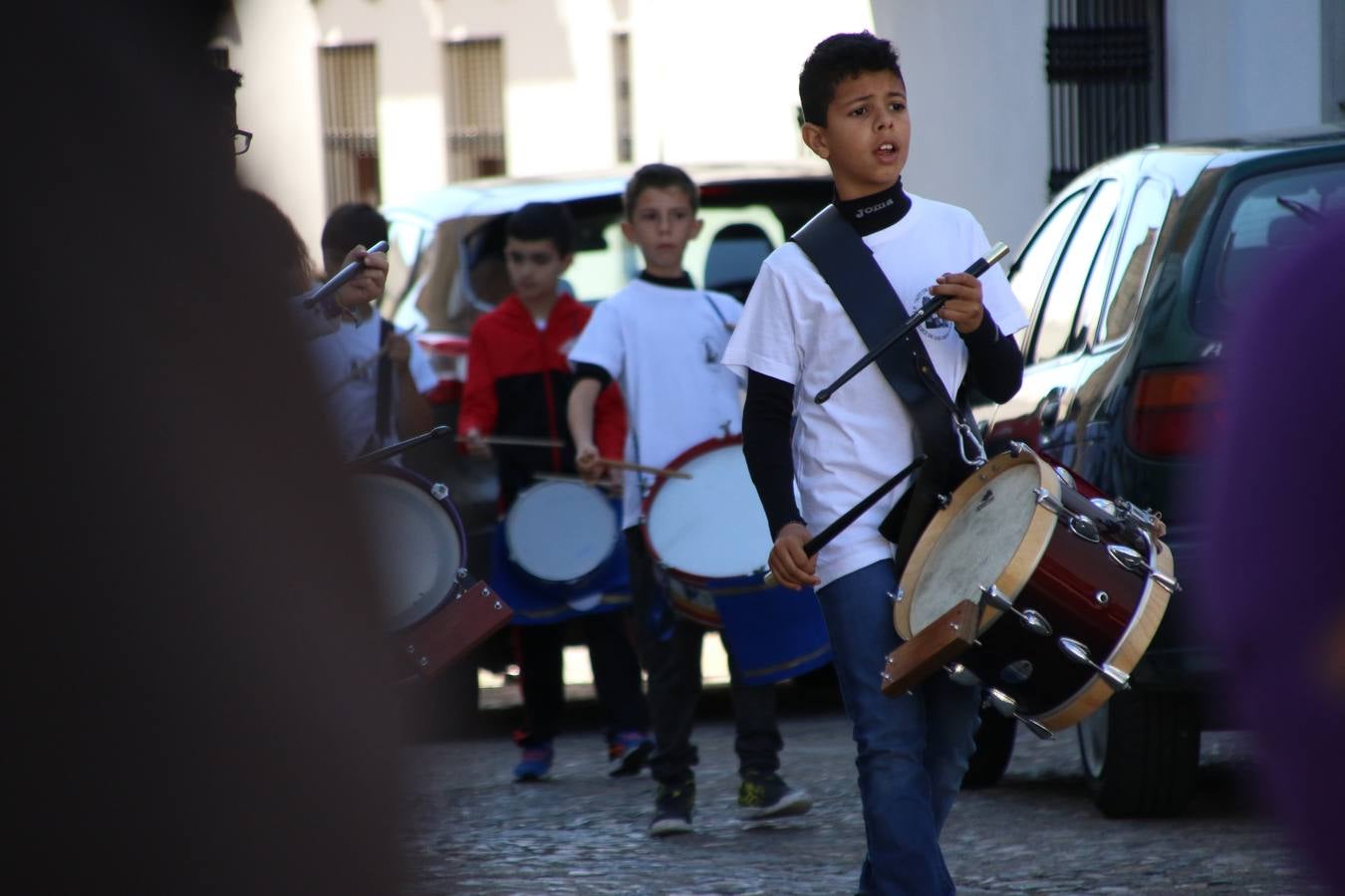 El Colegio 'Sotomayor y Terrazas' ha celebrado, esta mañana, su III Certamen escolar de bandas, organizado por el área de Música de este centro educativo, bajo la dirección de la maestra Loli Guzmán. A las puertas de la Semana Santa de Jerez, la actividad ha tenido como objetivo acercar la música a los niños y trabajar con ellos los sones que acompañan esta celebración. Esta edición ha contado, también, con la participación de alumnos del Colegio de Educación Especial 'Nuestra Señora de Aguasantas', la Agrupación Musical 'Nuestro Padre Jesús Nazareno', la Banda de CC. y TT. de 'Nuestra Señora del Rosario' y la Agrupación Musical 'Maestro Sousa'. Además, como novedad, se ha realizado un desfile previo por las calles del popular 'Barrio Alto'.