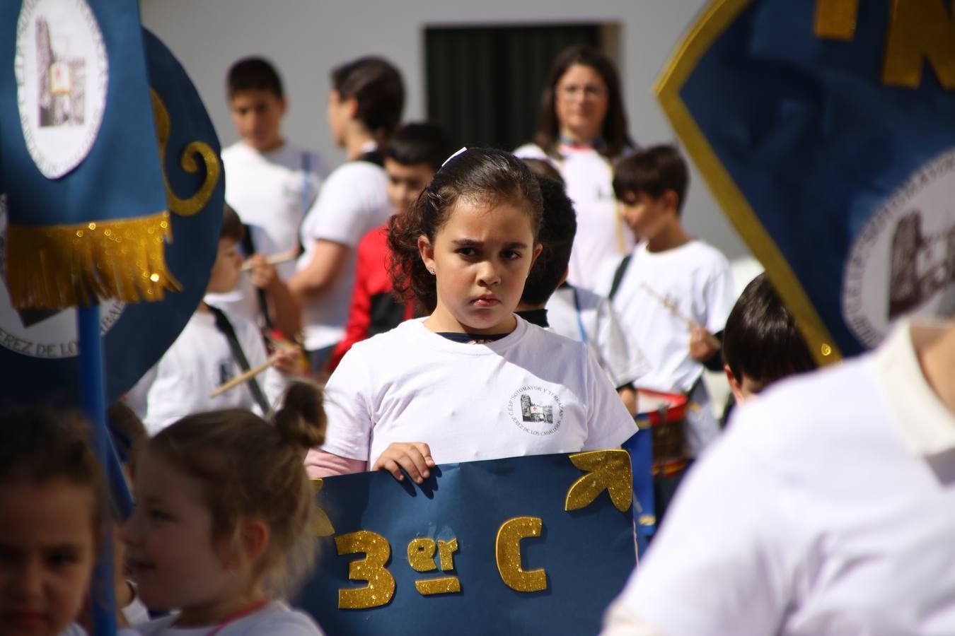 El Colegio 'Sotomayor y Terrazas' ha celebrado, esta mañana, su III Certamen escolar de bandas, organizado por el área de Música de este centro educativo, bajo la dirección de la maestra Loli Guzmán. A las puertas de la Semana Santa de Jerez, la actividad ha tenido como objetivo acercar la música a los niños y trabajar con ellos los sones que acompañan esta celebración. Esta edición ha contado, también, con la participación de alumnos del Colegio de Educación Especial 'Nuestra Señora de Aguasantas', la Agrupación Musical 'Nuestro Padre Jesús Nazareno', la Banda de CC. y TT. de 'Nuestra Señora del Rosario' y la Agrupación Musical 'Maestro Sousa'. Además, como novedad, se ha realizado un desfile previo por las calles del popular 'Barrio Alto'.