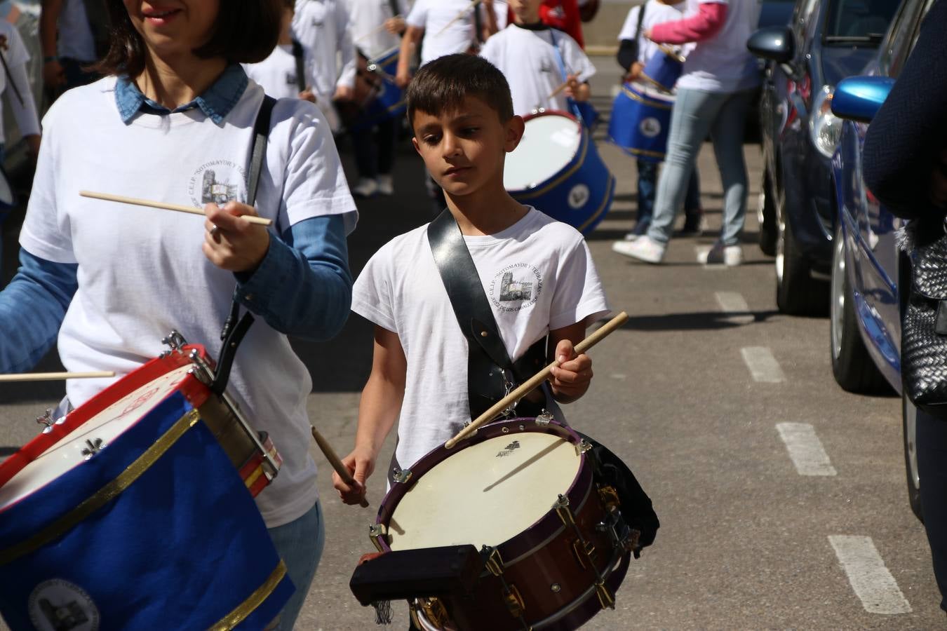 El Colegio 'Sotomayor y Terrazas' ha celebrado, esta mañana, su III Certamen escolar de bandas, organizado por el área de Música de este centro educativo, bajo la dirección de la maestra Loli Guzmán. A las puertas de la Semana Santa de Jerez, la actividad ha tenido como objetivo acercar la música a los niños y trabajar con ellos los sones que acompañan esta celebración. Esta edición ha contado, también, con la participación de alumnos del Colegio de Educación Especial 'Nuestra Señora de Aguasantas', la Agrupación Musical 'Nuestro Padre Jesús Nazareno', la Banda de CC. y TT. de 'Nuestra Señora del Rosario' y la Agrupación Musical 'Maestro Sousa'. Además, como novedad, se ha realizado un desfile previo por las calles del popular 'Barrio Alto'.
