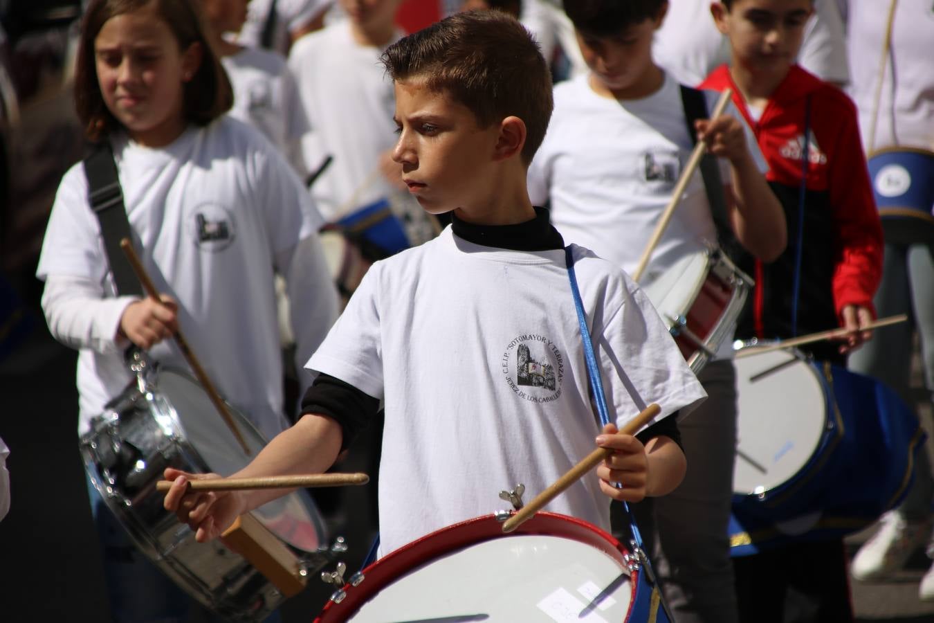 El Colegio 'Sotomayor y Terrazas' ha celebrado, esta mañana, su III Certamen escolar de bandas, organizado por el área de Música de este centro educativo, bajo la dirección de la maestra Loli Guzmán. A las puertas de la Semana Santa de Jerez, la actividad ha tenido como objetivo acercar la música a los niños y trabajar con ellos los sones que acompañan esta celebración. Esta edición ha contado, también, con la participación de alumnos del Colegio de Educación Especial 'Nuestra Señora de Aguasantas', la Agrupación Musical 'Nuestro Padre Jesús Nazareno', la Banda de CC. y TT. de 'Nuestra Señora del Rosario' y la Agrupación Musical 'Maestro Sousa'. Además, como novedad, se ha realizado un desfile previo por las calles del popular 'Barrio Alto'.
