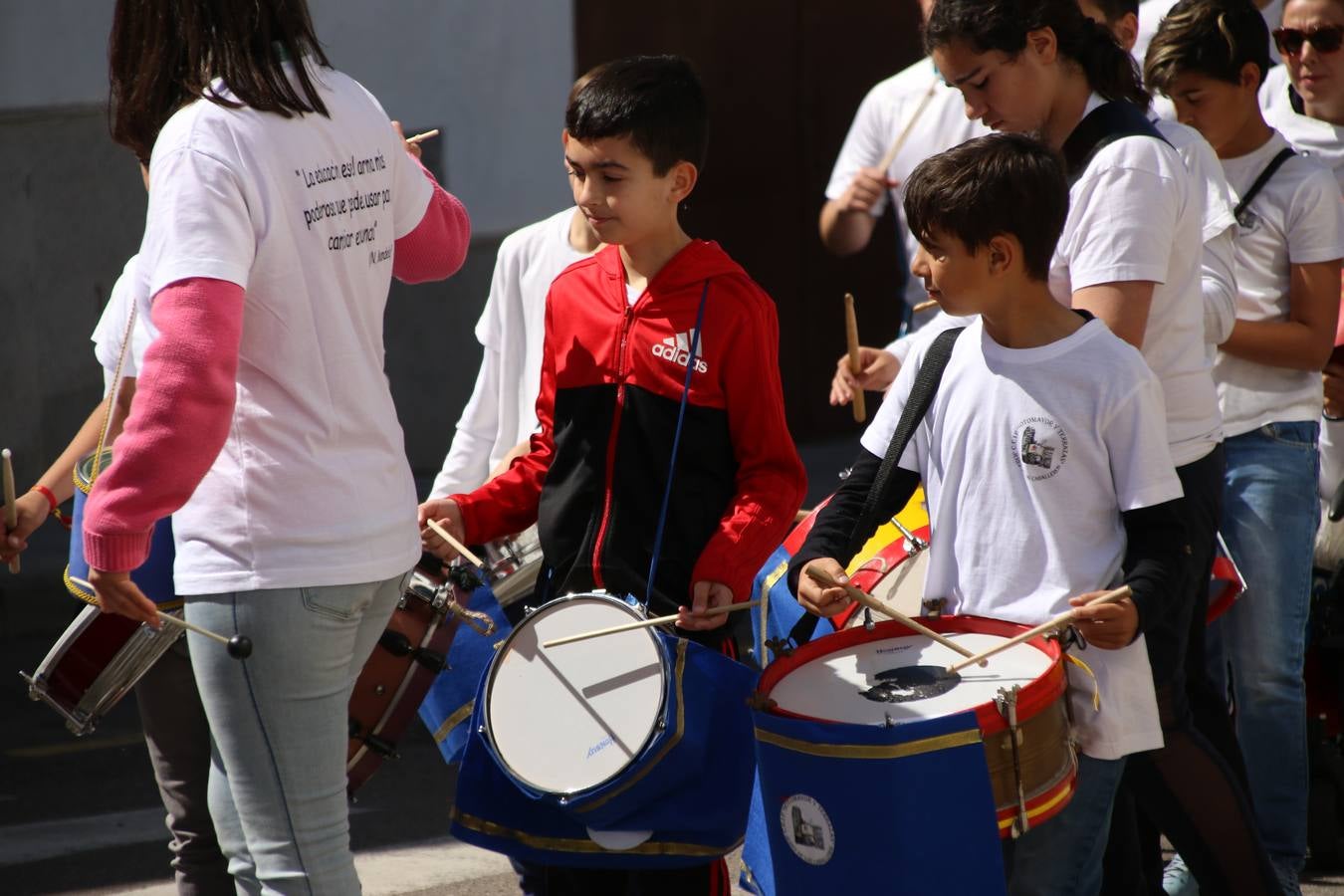 El Colegio 'Sotomayor y Terrazas' ha celebrado, esta mañana, su III Certamen escolar de bandas, organizado por el área de Música de este centro educativo, bajo la dirección de la maestra Loli Guzmán. A las puertas de la Semana Santa de Jerez, la actividad ha tenido como objetivo acercar la música a los niños y trabajar con ellos los sones que acompañan esta celebración. Esta edición ha contado, también, con la participación de alumnos del Colegio de Educación Especial 'Nuestra Señora de Aguasantas', la Agrupación Musical 'Nuestro Padre Jesús Nazareno', la Banda de CC. y TT. de 'Nuestra Señora del Rosario' y la Agrupación Musical 'Maestro Sousa'. Además, como novedad, se ha realizado un desfile previo por las calles del popular 'Barrio Alto'.