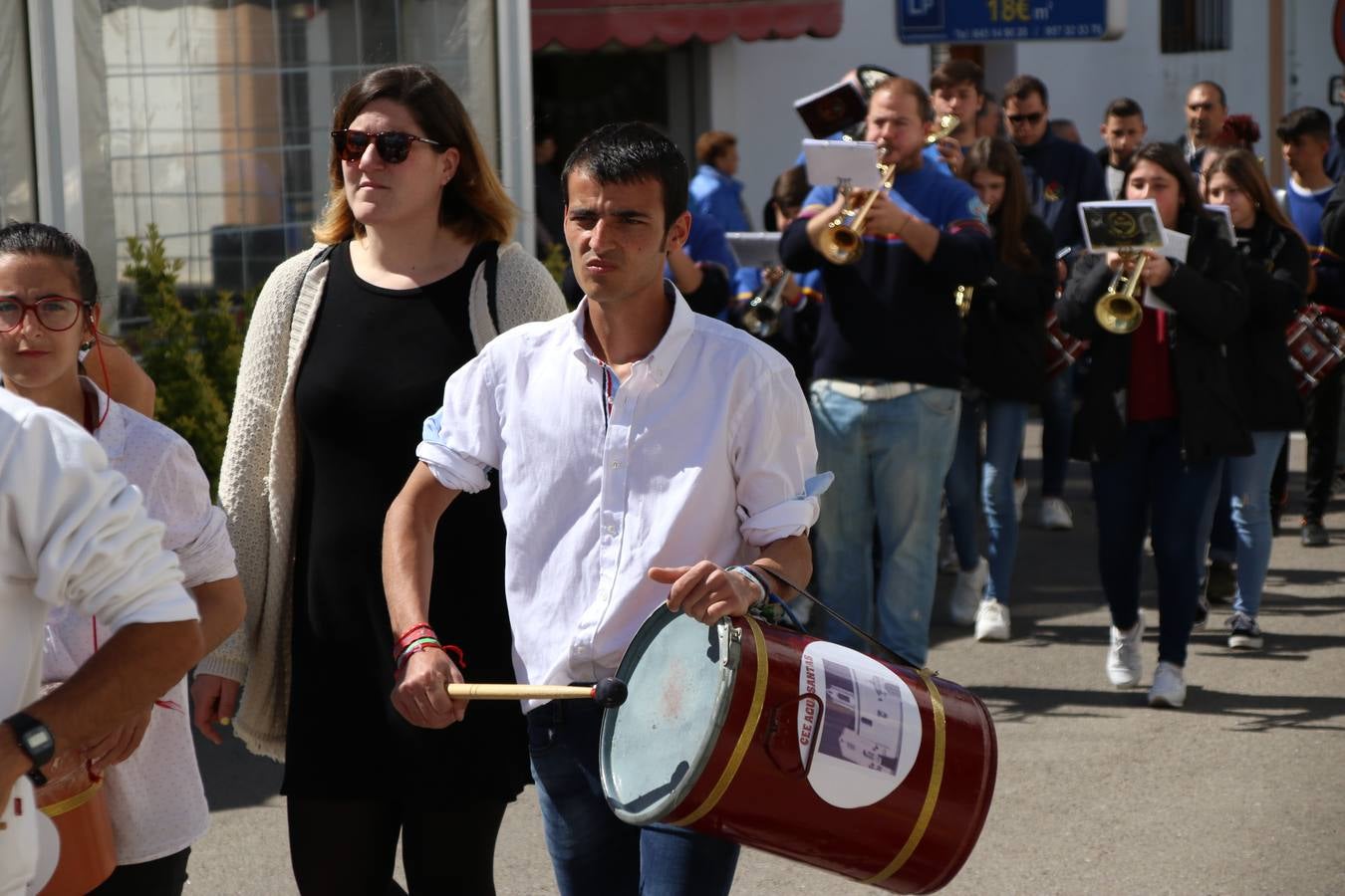 El Colegio 'Sotomayor y Terrazas' ha celebrado, esta mañana, su III Certamen escolar de bandas, organizado por el área de Música de este centro educativo, bajo la dirección de la maestra Loli Guzmán. A las puertas de la Semana Santa de Jerez, la actividad ha tenido como objetivo acercar la música a los niños y trabajar con ellos los sones que acompañan esta celebración. Esta edición ha contado, también, con la participación de alumnos del Colegio de Educación Especial 'Nuestra Señora de Aguasantas', la Agrupación Musical 'Nuestro Padre Jesús Nazareno', la Banda de CC. y TT. de 'Nuestra Señora del Rosario' y la Agrupación Musical 'Maestro Sousa'. Además, como novedad, se ha realizado un desfile previo por las calles del popular 'Barrio Alto'.