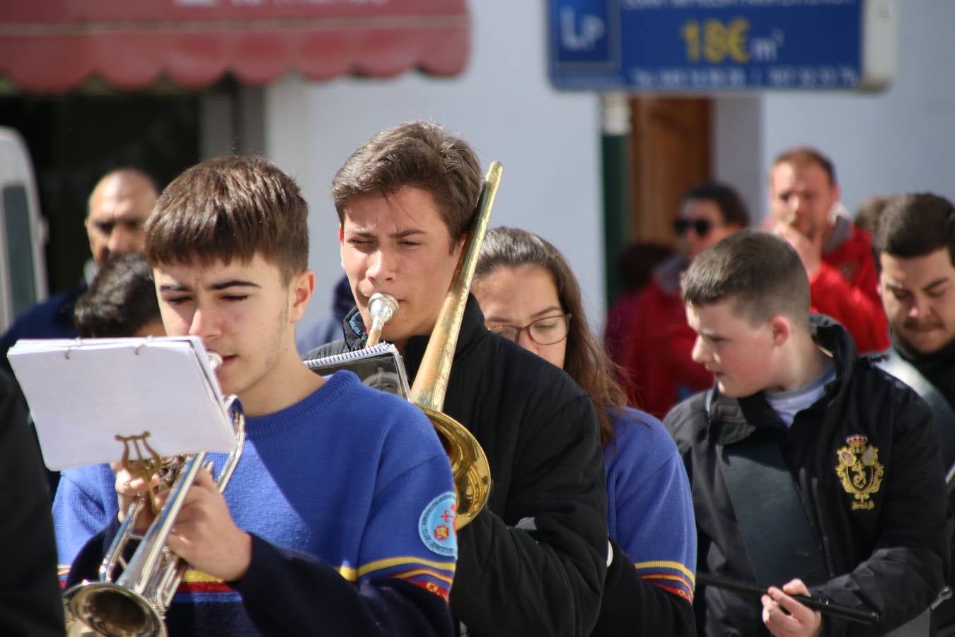 El Colegio 'Sotomayor y Terrazas' ha celebrado, esta mañana, su III Certamen escolar de bandas, organizado por el área de Música de este centro educativo, bajo la dirección de la maestra Loli Guzmán. A las puertas de la Semana Santa de Jerez, la actividad ha tenido como objetivo acercar la música a los niños y trabajar con ellos los sones que acompañan esta celebración. Esta edición ha contado, también, con la participación de alumnos del Colegio de Educación Especial 'Nuestra Señora de Aguasantas', la Agrupación Musical 'Nuestro Padre Jesús Nazareno', la Banda de CC. y TT. de 'Nuestra Señora del Rosario' y la Agrupación Musical 'Maestro Sousa'. Además, como novedad, se ha realizado un desfile previo por las calles del popular 'Barrio Alto'.