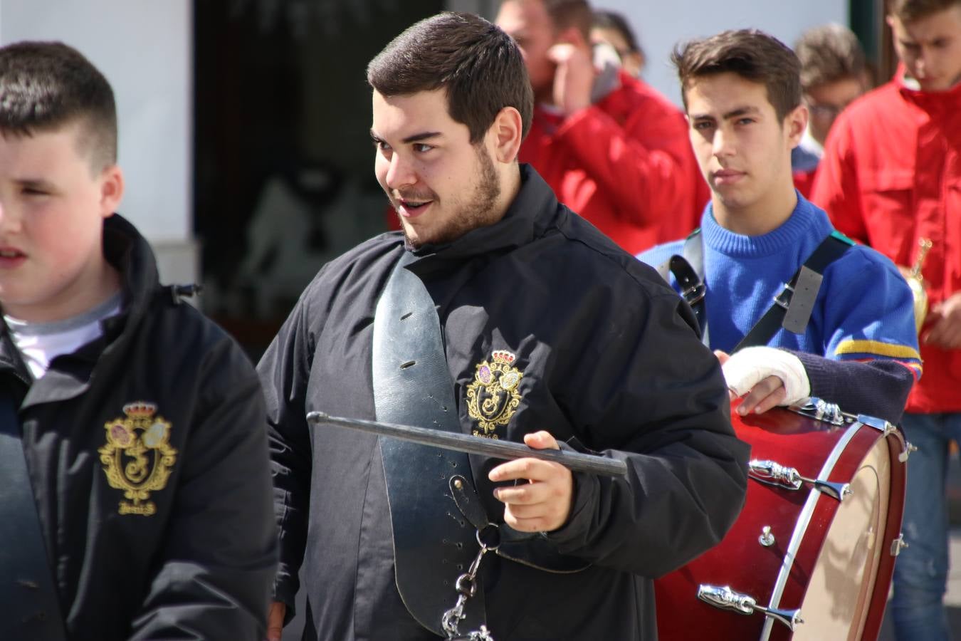 El Colegio 'Sotomayor y Terrazas' ha celebrado, esta mañana, su III Certamen escolar de bandas, organizado por el área de Música de este centro educativo, bajo la dirección de la maestra Loli Guzmán. A las puertas de la Semana Santa de Jerez, la actividad ha tenido como objetivo acercar la música a los niños y trabajar con ellos los sones que acompañan esta celebración. Esta edición ha contado, también, con la participación de alumnos del Colegio de Educación Especial 'Nuestra Señora de Aguasantas', la Agrupación Musical 'Nuestro Padre Jesús Nazareno', la Banda de CC. y TT. de 'Nuestra Señora del Rosario' y la Agrupación Musical 'Maestro Sousa'. Además, como novedad, se ha realizado un desfile previo por las calles del popular 'Barrio Alto'.