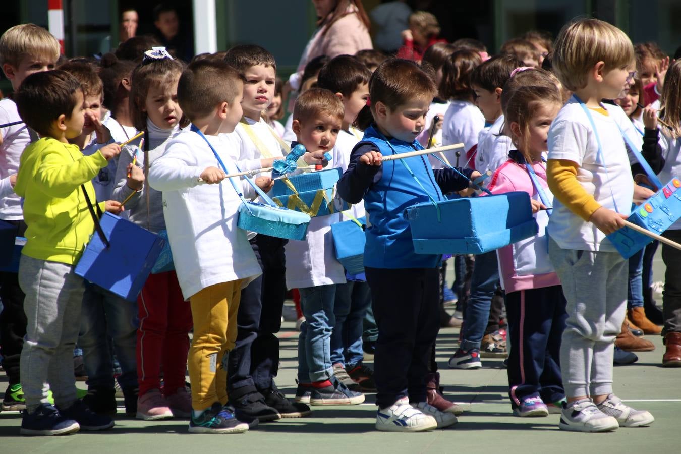 El Colegio 'Sotomayor y Terrazas' ha celebrado, esta mañana, su III Certamen escolar de bandas, organizado por el área de Música de este centro educativo, bajo la dirección de la maestra Loli Guzmán. A las puertas de la Semana Santa de Jerez, la actividad ha tenido como objetivo acercar la música a los niños y trabajar con ellos los sones que acompañan esta celebración. Esta edición ha contado, también, con la participación de alumnos del Colegio de Educación Especial 'Nuestra Señora de Aguasantas', la Agrupación Musical 'Nuestro Padre Jesús Nazareno', la Banda de CC. y TT. de 'Nuestra Señora del Rosario' y la Agrupación Musical 'Maestro Sousa'. Además, como novedad, se ha realizado un desfile previo por las calles del popular 'Barrio Alto'.