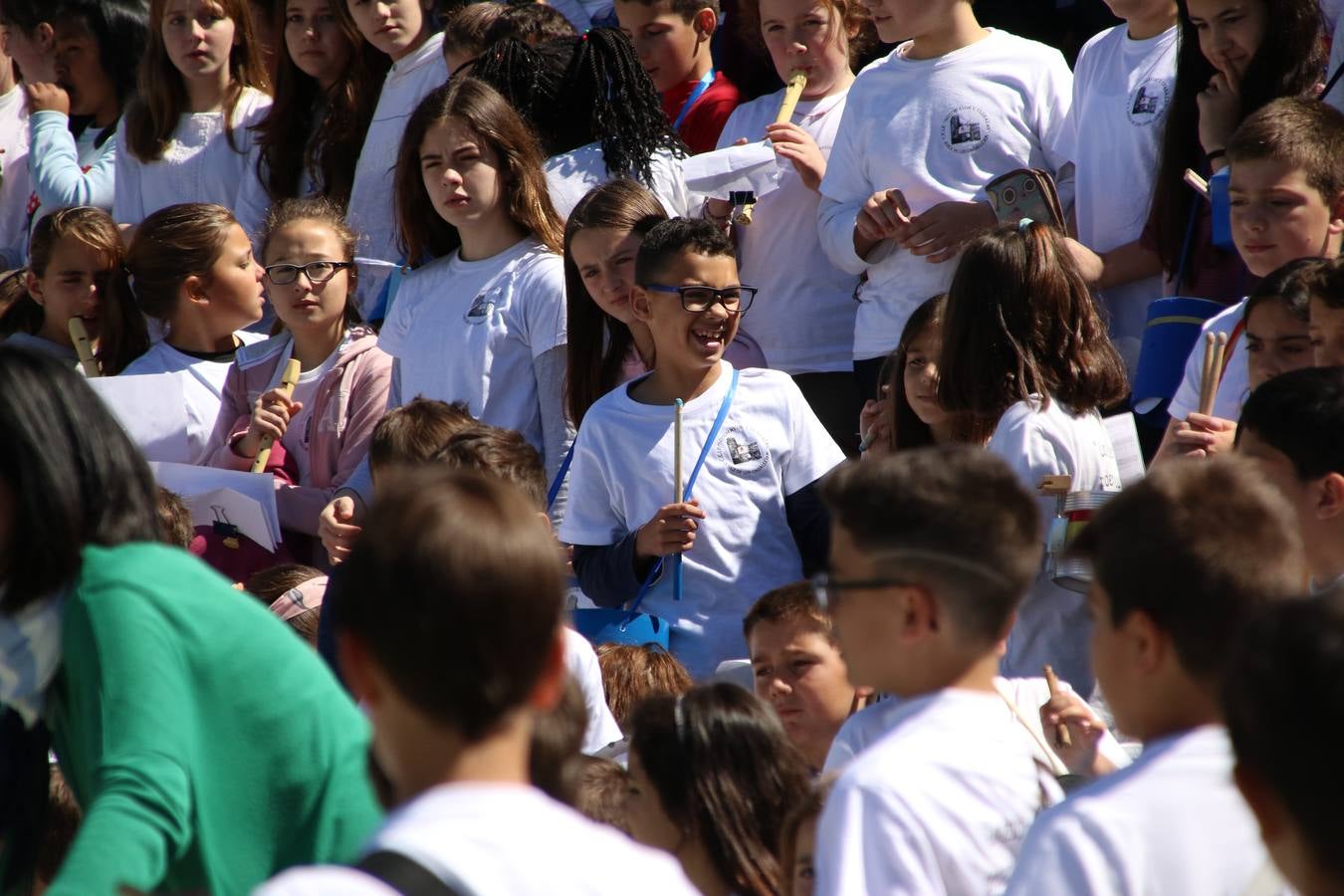 El Colegio 'Sotomayor y Terrazas' ha celebrado, esta mañana, su III Certamen escolar de bandas, organizado por el área de Música de este centro educativo, bajo la dirección de la maestra Loli Guzmán. A las puertas de la Semana Santa de Jerez, la actividad ha tenido como objetivo acercar la música a los niños y trabajar con ellos los sones que acompañan esta celebración. Esta edición ha contado, también, con la participación de alumnos del Colegio de Educación Especial 'Nuestra Señora de Aguasantas', la Agrupación Musical 'Nuestro Padre Jesús Nazareno', la Banda de CC. y TT. de 'Nuestra Señora del Rosario' y la Agrupación Musical 'Maestro Sousa'. Además, como novedad, se ha realizado un desfile previo por las calles del popular 'Barrio Alto'.