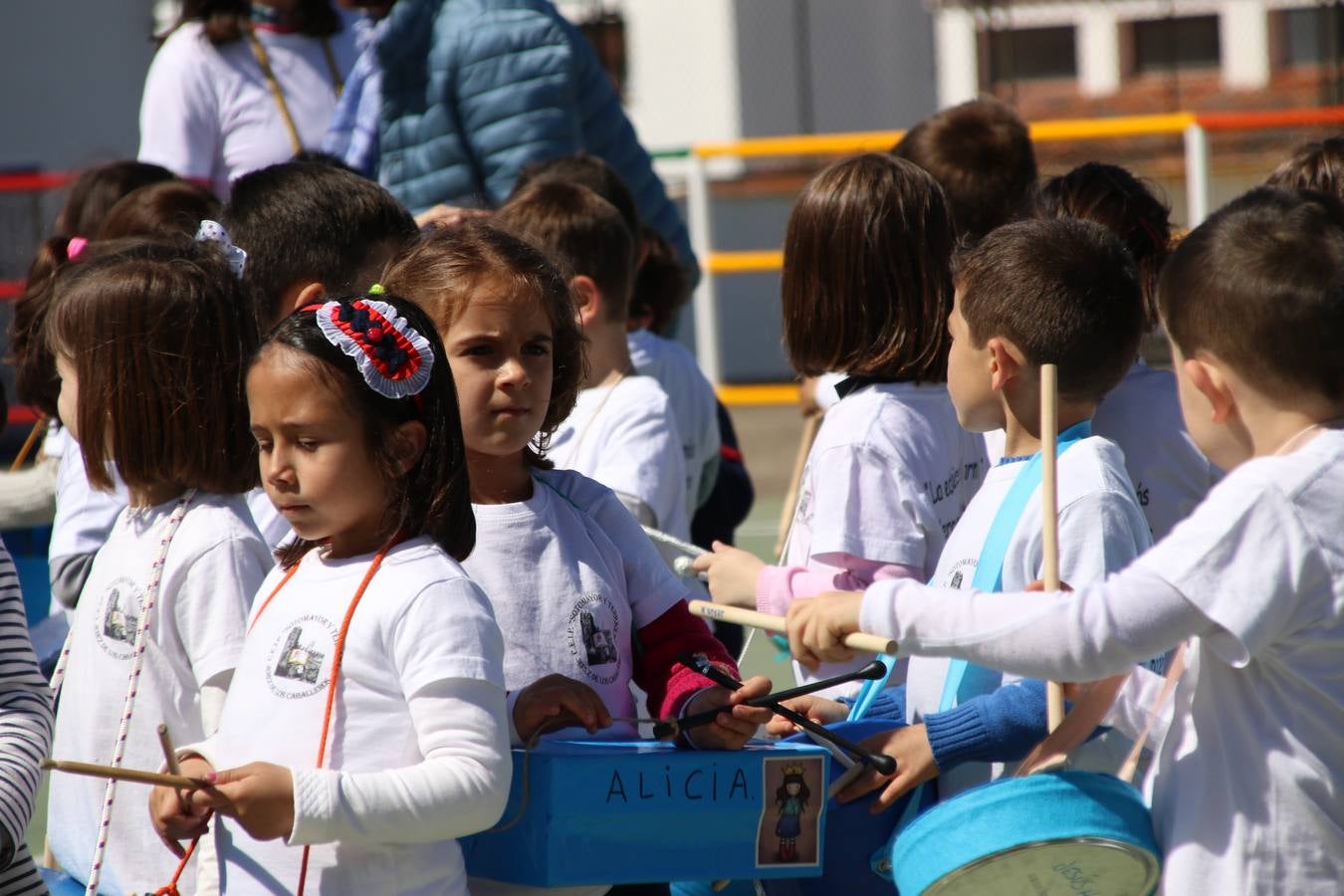 El Colegio 'Sotomayor y Terrazas' ha celebrado, esta mañana, su III Certamen escolar de bandas, organizado por el área de Música de este centro educativo, bajo la dirección de la maestra Loli Guzmán. A las puertas de la Semana Santa de Jerez, la actividad ha tenido como objetivo acercar la música a los niños y trabajar con ellos los sones que acompañan esta celebración. Esta edición ha contado, también, con la participación de alumnos del Colegio de Educación Especial 'Nuestra Señora de Aguasantas', la Agrupación Musical 'Nuestro Padre Jesús Nazareno', la Banda de CC. y TT. de 'Nuestra Señora del Rosario' y la Agrupación Musical 'Maestro Sousa'. Además, como novedad, se ha realizado un desfile previo por las calles del popular 'Barrio Alto'.