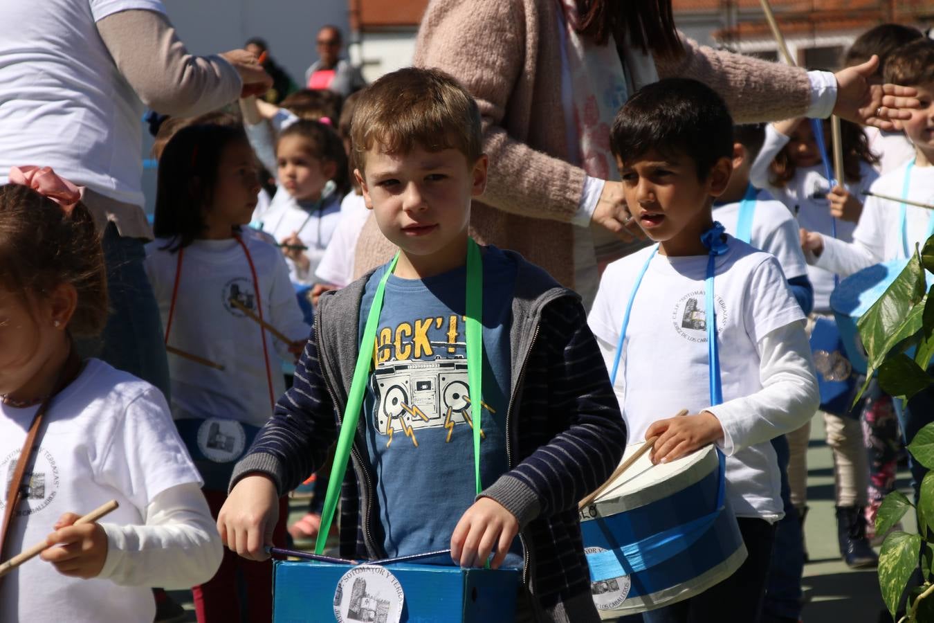 El Colegio 'Sotomayor y Terrazas' ha celebrado, esta mañana, su III Certamen escolar de bandas, organizado por el área de Música de este centro educativo, bajo la dirección de la maestra Loli Guzmán. A las puertas de la Semana Santa de Jerez, la actividad ha tenido como objetivo acercar la música a los niños y trabajar con ellos los sones que acompañan esta celebración. Esta edición ha contado, también, con la participación de alumnos del Colegio de Educación Especial 'Nuestra Señora de Aguasantas', la Agrupación Musical 'Nuestro Padre Jesús Nazareno', la Banda de CC. y TT. de 'Nuestra Señora del Rosario' y la Agrupación Musical 'Maestro Sousa'. Además, como novedad, se ha realizado un desfile previo por las calles del popular 'Barrio Alto'.