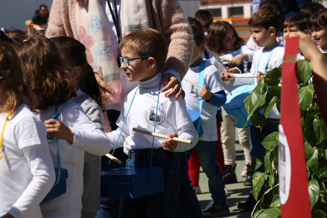 El Colegio 'Sotomayor y Terrazas' ha celebrado, esta mañana, su III Certamen escolar de bandas, organizado por el área de Música de este centro educativo, bajo la dirección de la maestra Loli Guzmán. A las puertas de la Semana Santa de Jerez, la actividad ha tenido como objetivo acercar la música a los niños y trabajar con ellos los sones que acompañan esta celebración. Esta edición ha contado, también, con la participación de alumnos del Colegio de Educación Especial 'Nuestra Señora de Aguasantas', la Agrupación Musical 'Nuestro Padre Jesús Nazareno', la Banda de CC. y TT. de 'Nuestra Señora del Rosario' y la Agrupación Musical 'Maestro Sousa'. Además, como novedad, se ha realizado un desfile previo por las calles del popular 'Barrio Alto'.