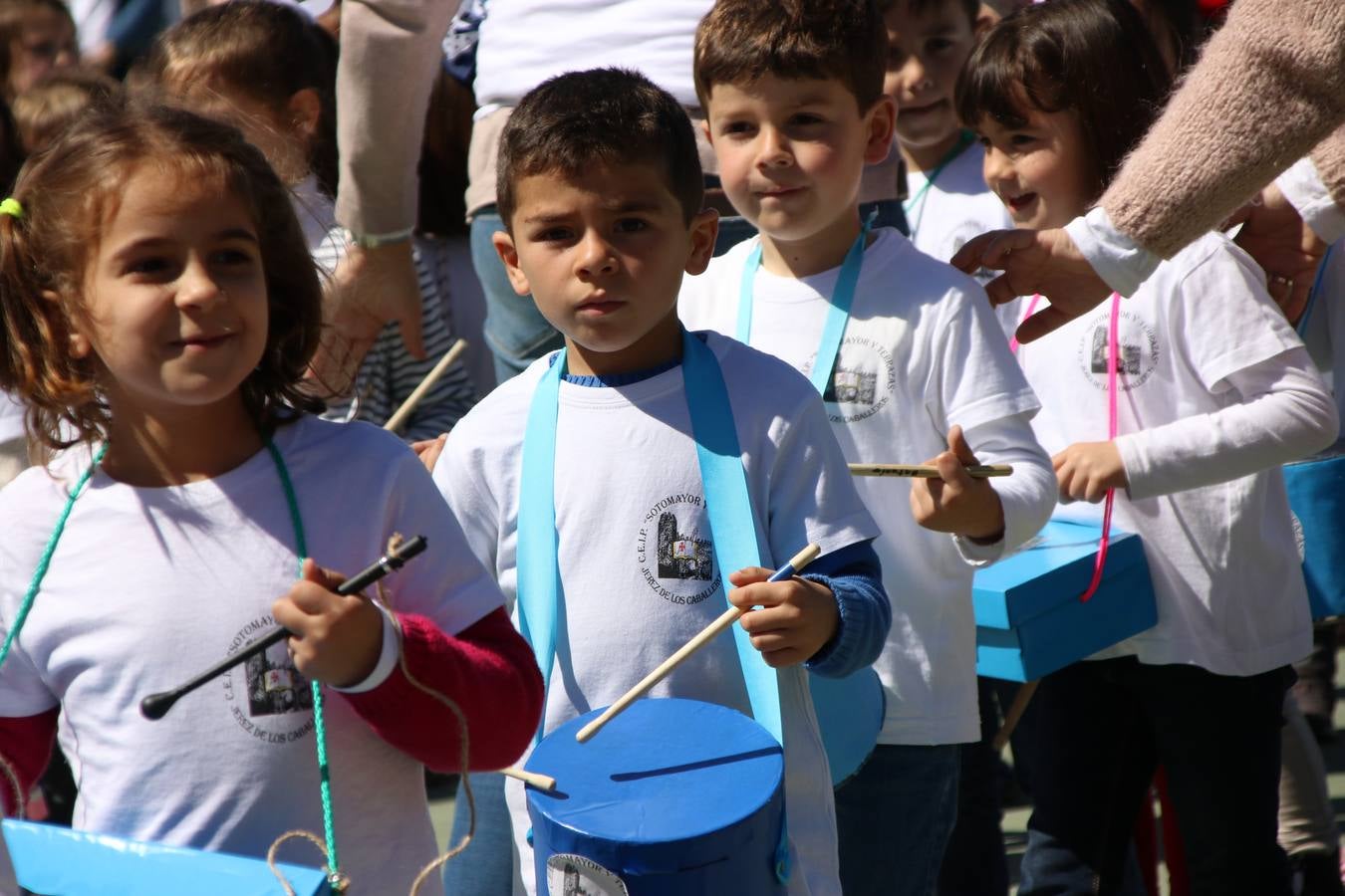 El Colegio 'Sotomayor y Terrazas' ha celebrado, esta mañana, su III Certamen escolar de bandas, organizado por el área de Música de este centro educativo, bajo la dirección de la maestra Loli Guzmán. A las puertas de la Semana Santa de Jerez, la actividad ha tenido como objetivo acercar la música a los niños y trabajar con ellos los sones que acompañan esta celebración. Esta edición ha contado, también, con la participación de alumnos del Colegio de Educación Especial 'Nuestra Señora de Aguasantas', la Agrupación Musical 'Nuestro Padre Jesús Nazareno', la Banda de CC. y TT. de 'Nuestra Señora del Rosario' y la Agrupación Musical 'Maestro Sousa'. Además, como novedad, se ha realizado un desfile previo por las calles del popular 'Barrio Alto'.