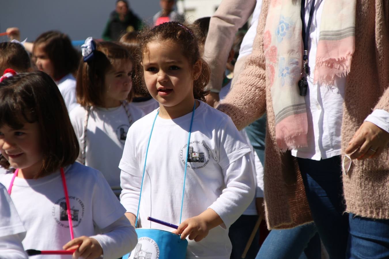 El Colegio 'Sotomayor y Terrazas' ha celebrado, esta mañana, su III Certamen escolar de bandas, organizado por el área de Música de este centro educativo, bajo la dirección de la maestra Loli Guzmán. A las puertas de la Semana Santa de Jerez, la actividad ha tenido como objetivo acercar la música a los niños y trabajar con ellos los sones que acompañan esta celebración. Esta edición ha contado, también, con la participación de alumnos del Colegio de Educación Especial 'Nuestra Señora de Aguasantas', la Agrupación Musical 'Nuestro Padre Jesús Nazareno', la Banda de CC. y TT. de 'Nuestra Señora del Rosario' y la Agrupación Musical 'Maestro Sousa'. Además, como novedad, se ha realizado un desfile previo por las calles del popular 'Barrio Alto'.