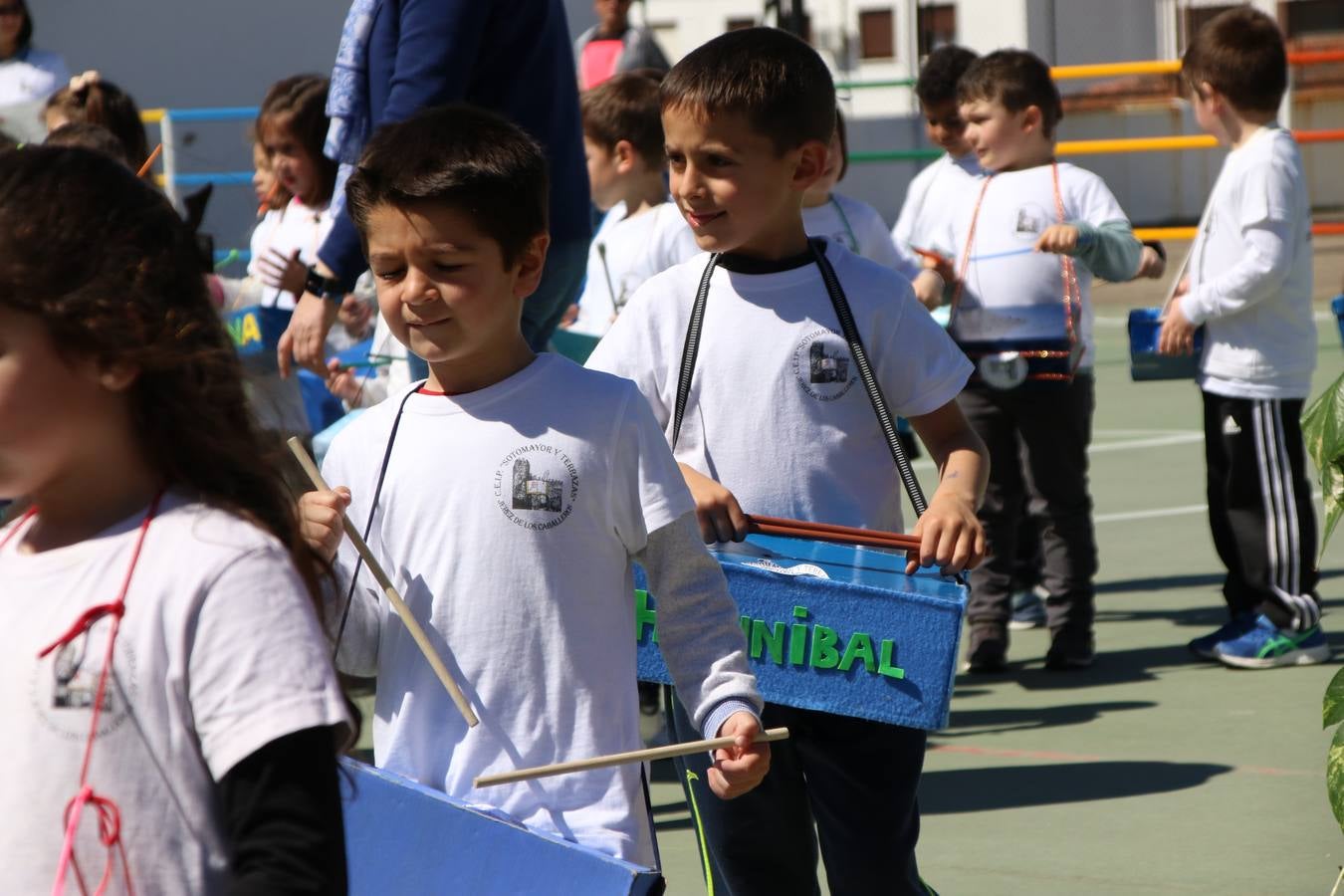 El Colegio 'Sotomayor y Terrazas' ha celebrado, esta mañana, su III Certamen escolar de bandas, organizado por el área de Música de este centro educativo, bajo la dirección de la maestra Loli Guzmán. A las puertas de la Semana Santa de Jerez, la actividad ha tenido como objetivo acercar la música a los niños y trabajar con ellos los sones que acompañan esta celebración. Esta edición ha contado, también, con la participación de alumnos del Colegio de Educación Especial 'Nuestra Señora de Aguasantas', la Agrupación Musical 'Nuestro Padre Jesús Nazareno', la Banda de CC. y TT. de 'Nuestra Señora del Rosario' y la Agrupación Musical 'Maestro Sousa'. Además, como novedad, se ha realizado un desfile previo por las calles del popular 'Barrio Alto'.