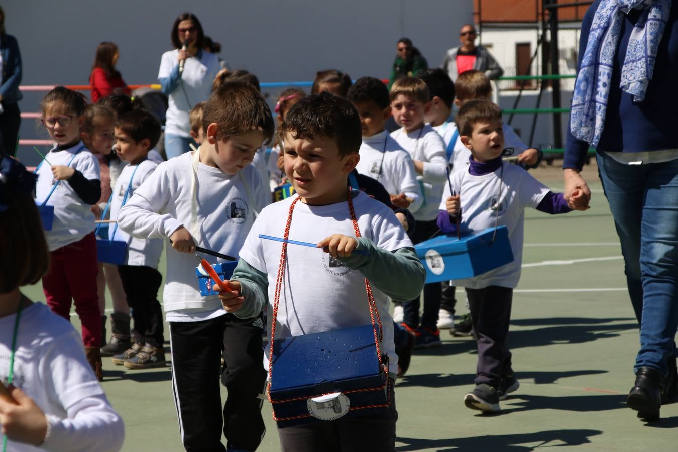 El Colegio 'Sotomayor y Terrazas' ha celebrado, esta mañana, su III Certamen escolar de bandas, organizado por el área de Música de este centro educativo, bajo la dirección de la maestra Loli Guzmán. A las puertas de la Semana Santa de Jerez, la actividad ha tenido como objetivo acercar la música a los niños y trabajar con ellos los sones que acompañan esta celebración. Esta edición ha contado, también, con la participación de alumnos del Colegio de Educación Especial 'Nuestra Señora de Aguasantas', la Agrupación Musical 'Nuestro Padre Jesús Nazareno', la Banda de CC. y TT. de 'Nuestra Señora del Rosario' y la Agrupación Musical 'Maestro Sousa'. Además, como novedad, se ha realizado un desfile previo por las calles del popular 'Barrio Alto'.