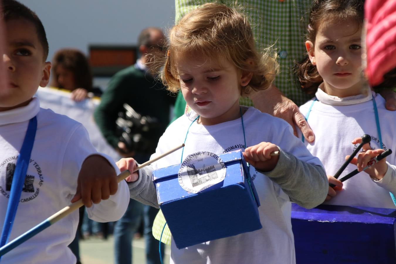 El Colegio 'Sotomayor y Terrazas' ha celebrado, esta mañana, su III Certamen escolar de bandas, organizado por el área de Música de este centro educativo, bajo la dirección de la maestra Loli Guzmán. A las puertas de la Semana Santa de Jerez, la actividad ha tenido como objetivo acercar la música a los niños y trabajar con ellos los sones que acompañan esta celebración. Esta edición ha contado, también, con la participación de alumnos del Colegio de Educación Especial 'Nuestra Señora de Aguasantas', la Agrupación Musical 'Nuestro Padre Jesús Nazareno', la Banda de CC. y TT. de 'Nuestra Señora del Rosario' y la Agrupación Musical 'Maestro Sousa'. Además, como novedad, se ha realizado un desfile previo por las calles del popular 'Barrio Alto'.