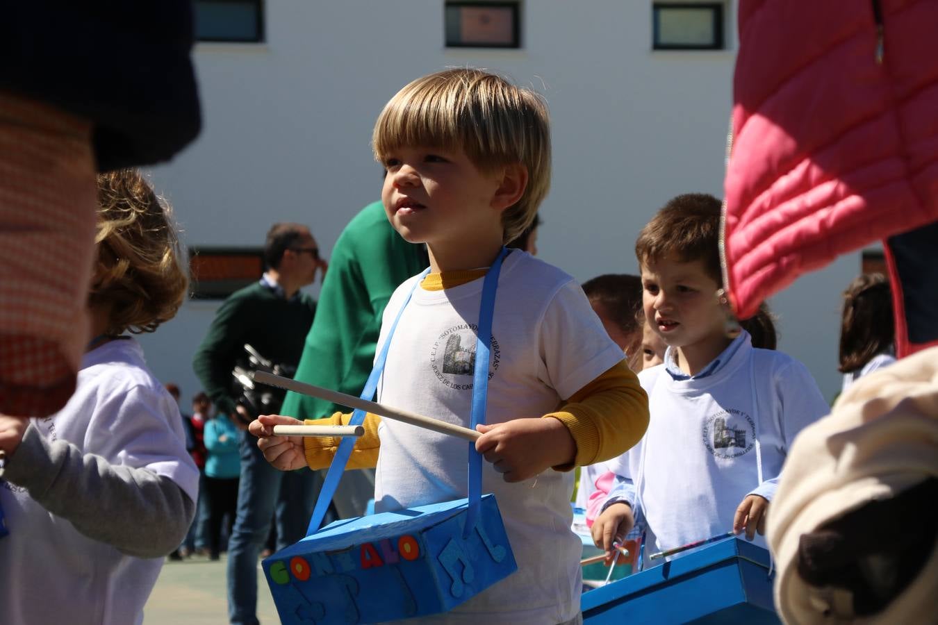 El Colegio 'Sotomayor y Terrazas' ha celebrado, esta mañana, su III Certamen escolar de bandas, organizado por el área de Música de este centro educativo, bajo la dirección de la maestra Loli Guzmán. A las puertas de la Semana Santa de Jerez, la actividad ha tenido como objetivo acercar la música a los niños y trabajar con ellos los sones que acompañan esta celebración. Esta edición ha contado, también, con la participación de alumnos del Colegio de Educación Especial 'Nuestra Señora de Aguasantas', la Agrupación Musical 'Nuestro Padre Jesús Nazareno', la Banda de CC. y TT. de 'Nuestra Señora del Rosario' y la Agrupación Musical 'Maestro Sousa'. Además, como novedad, se ha realizado un desfile previo por las calles del popular 'Barrio Alto'.
