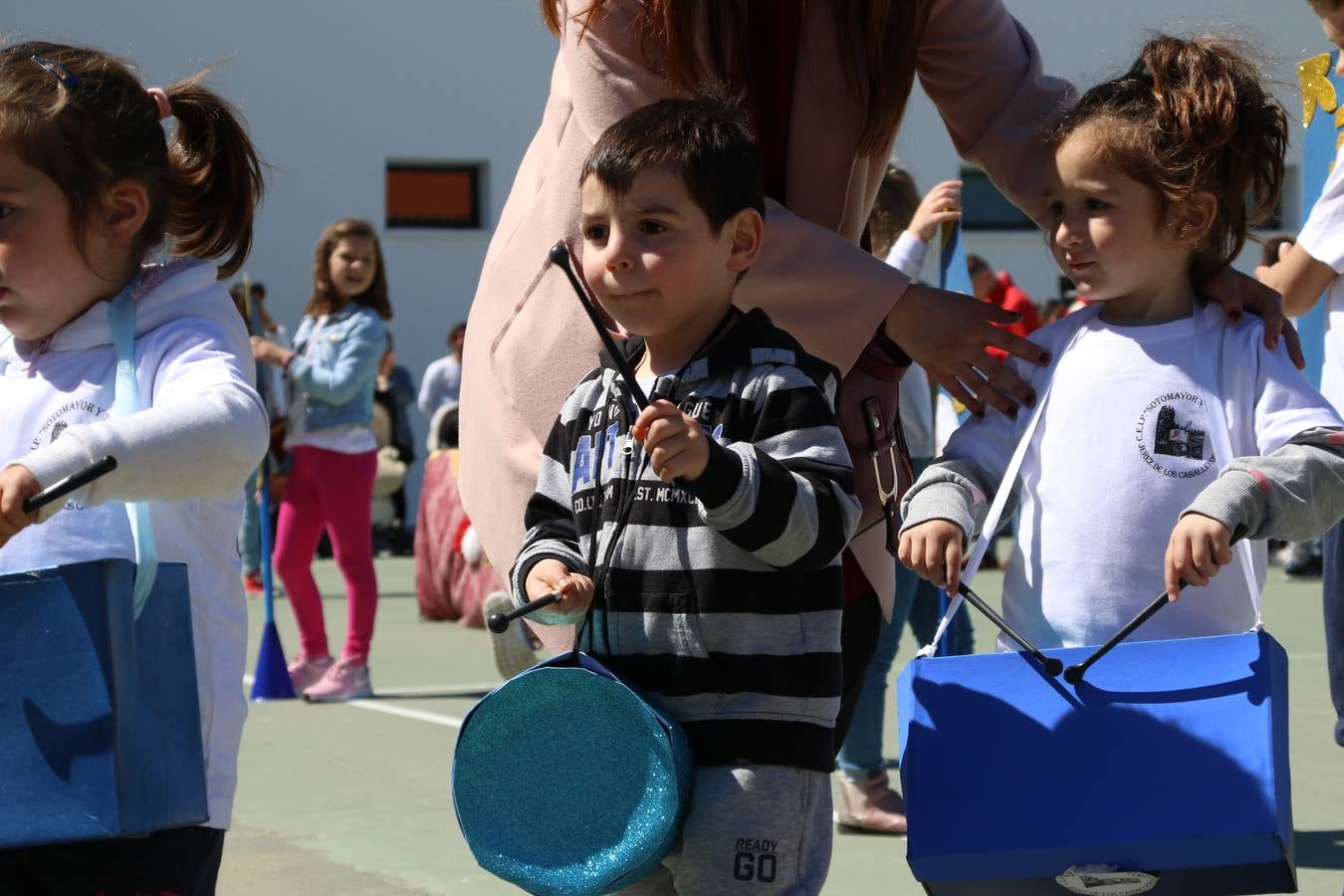 El Colegio 'Sotomayor y Terrazas' ha celebrado, esta mañana, su III Certamen escolar de bandas, organizado por el área de Música de este centro educativo, bajo la dirección de la maestra Loli Guzmán. A las puertas de la Semana Santa de Jerez, la actividad ha tenido como objetivo acercar la música a los niños y trabajar con ellos los sones que acompañan esta celebración. Esta edición ha contado, también, con la participación de alumnos del Colegio de Educación Especial 'Nuestra Señora de Aguasantas', la Agrupación Musical 'Nuestro Padre Jesús Nazareno', la Banda de CC. y TT. de 'Nuestra Señora del Rosario' y la Agrupación Musical 'Maestro Sousa'. Además, como novedad, se ha realizado un desfile previo por las calles del popular 'Barrio Alto'.