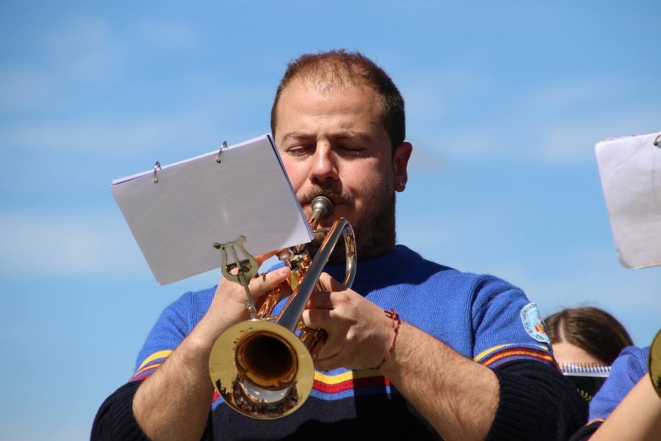 El Colegio 'Sotomayor y Terrazas' ha celebrado, esta mañana, su III Certamen escolar de bandas, organizado por el área de Música de este centro educativo, bajo la dirección de la maestra Loli Guzmán. A las puertas de la Semana Santa de Jerez, la actividad ha tenido como objetivo acercar la música a los niños y trabajar con ellos los sones que acompañan esta celebración. Esta edición ha contado, también, con la participación de alumnos del Colegio de Educación Especial 'Nuestra Señora de Aguasantas', la Agrupación Musical 'Nuestro Padre Jesús Nazareno', la Banda de CC. y TT. de 'Nuestra Señora del Rosario' y la Agrupación Musical 'Maestro Sousa'. Además, como novedad, se ha realizado un desfile previo por las calles del popular 'Barrio Alto'.
