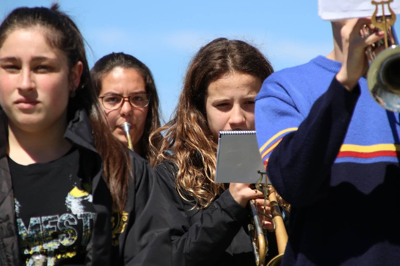 El Colegio 'Sotomayor y Terrazas' ha celebrado, esta mañana, su III Certamen escolar de bandas, organizado por el área de Música de este centro educativo, bajo la dirección de la maestra Loli Guzmán. A las puertas de la Semana Santa de Jerez, la actividad ha tenido como objetivo acercar la música a los niños y trabajar con ellos los sones que acompañan esta celebración. Esta edición ha contado, también, con la participación de alumnos del Colegio de Educación Especial 'Nuestra Señora de Aguasantas', la Agrupación Musical 'Nuestro Padre Jesús Nazareno', la Banda de CC. y TT. de 'Nuestra Señora del Rosario' y la Agrupación Musical 'Maestro Sousa'. Además, como novedad, se ha realizado un desfile previo por las calles del popular 'Barrio Alto'.