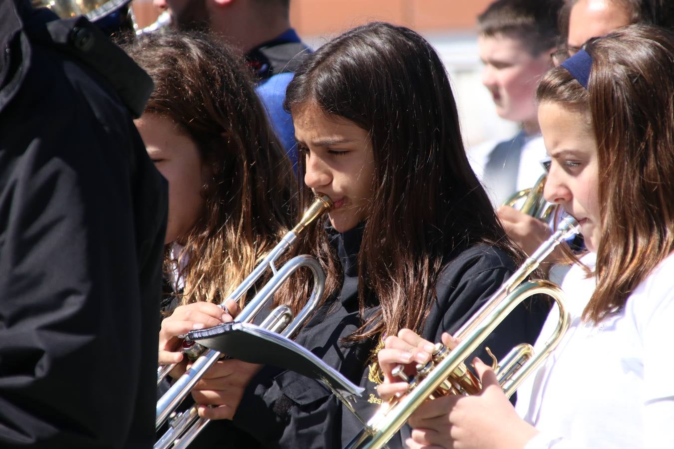 El Colegio 'Sotomayor y Terrazas' ha celebrado, esta mañana, su III Certamen escolar de bandas, organizado por el área de Música de este centro educativo, bajo la dirección de la maestra Loli Guzmán. A las puertas de la Semana Santa de Jerez, la actividad ha tenido como objetivo acercar la música a los niños y trabajar con ellos los sones que acompañan esta celebración. Esta edición ha contado, también, con la participación de alumnos del Colegio de Educación Especial 'Nuestra Señora de Aguasantas', la Agrupación Musical 'Nuestro Padre Jesús Nazareno', la Banda de CC. y TT. de 'Nuestra Señora del Rosario' y la Agrupación Musical 'Maestro Sousa'. Además, como novedad, se ha realizado un desfile previo por las calles del popular 'Barrio Alto'.