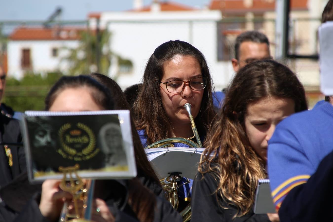 El Colegio 'Sotomayor y Terrazas' ha celebrado, esta mañana, su III Certamen escolar de bandas, organizado por el área de Música de este centro educativo, bajo la dirección de la maestra Loli Guzmán. A las puertas de la Semana Santa de Jerez, la actividad ha tenido como objetivo acercar la música a los niños y trabajar con ellos los sones que acompañan esta celebración. Esta edición ha contado, también, con la participación de alumnos del Colegio de Educación Especial 'Nuestra Señora de Aguasantas', la Agrupación Musical 'Nuestro Padre Jesús Nazareno', la Banda de CC. y TT. de 'Nuestra Señora del Rosario' y la Agrupación Musical 'Maestro Sousa'. Además, como novedad, se ha realizado un desfile previo por las calles del popular 'Barrio Alto'.
