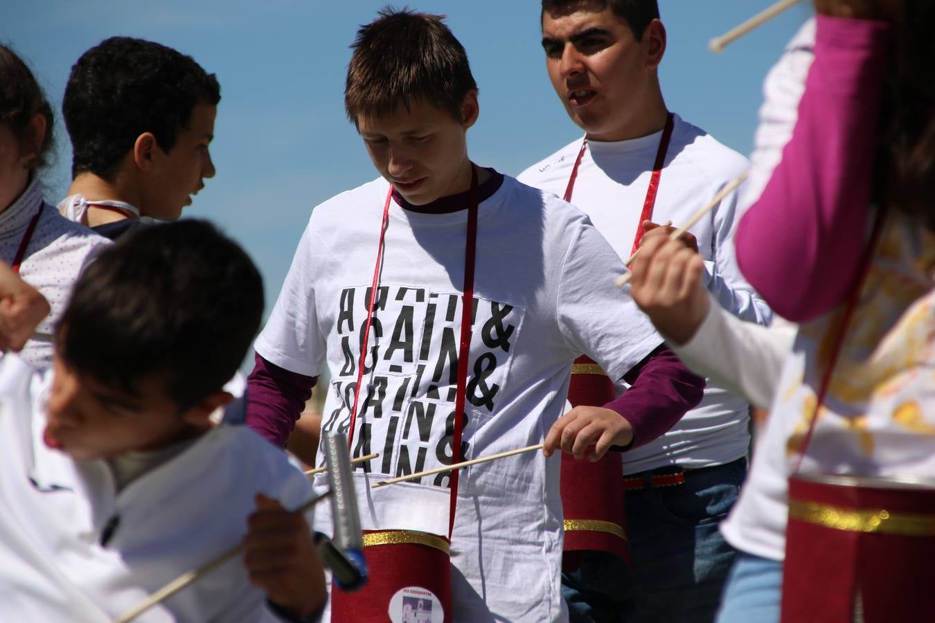 El Colegio 'Sotomayor y Terrazas' ha celebrado, esta mañana, su III Certamen escolar de bandas, organizado por el área de Música de este centro educativo, bajo la dirección de la maestra Loli Guzmán. A las puertas de la Semana Santa de Jerez, la actividad ha tenido como objetivo acercar la música a los niños y trabajar con ellos los sones que acompañan esta celebración. Esta edición ha contado, también, con la participación de alumnos del Colegio de Educación Especial 'Nuestra Señora de Aguasantas', la Agrupación Musical 'Nuestro Padre Jesús Nazareno', la Banda de CC. y TT. de 'Nuestra Señora del Rosario' y la Agrupación Musical 'Maestro Sousa'. Además, como novedad, se ha realizado un desfile previo por las calles del popular 'Barrio Alto'.