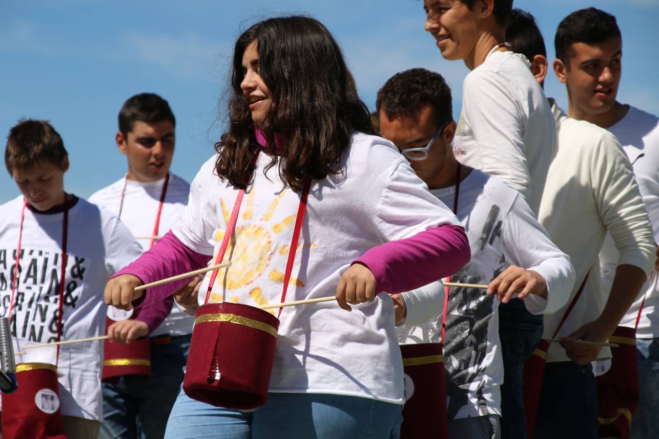El Colegio 'Sotomayor y Terrazas' ha celebrado, esta mañana, su III Certamen escolar de bandas, organizado por el área de Música de este centro educativo, bajo la dirección de la maestra Loli Guzmán. A las puertas de la Semana Santa de Jerez, la actividad ha tenido como objetivo acercar la música a los niños y trabajar con ellos los sones que acompañan esta celebración. Esta edición ha contado, también, con la participación de alumnos del Colegio de Educación Especial 'Nuestra Señora de Aguasantas', la Agrupación Musical 'Nuestro Padre Jesús Nazareno', la Banda de CC. y TT. de 'Nuestra Señora del Rosario' y la Agrupación Musical 'Maestro Sousa'. Además, como novedad, se ha realizado un desfile previo por las calles del popular 'Barrio Alto'.