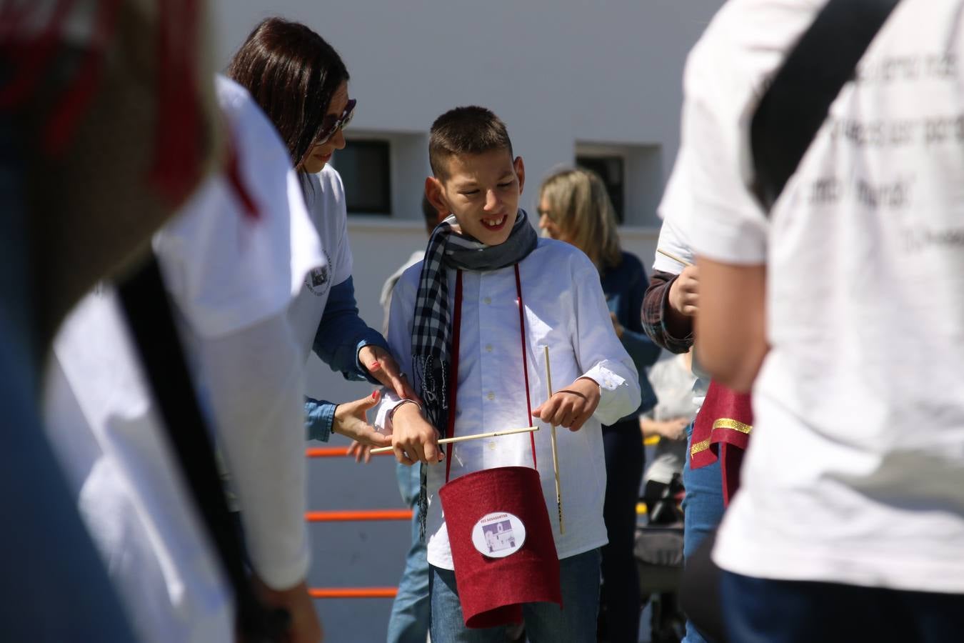 El Colegio 'Sotomayor y Terrazas' ha celebrado, esta mañana, su III Certamen escolar de bandas, organizado por el área de Música de este centro educativo, bajo la dirección de la maestra Loli Guzmán. A las puertas de la Semana Santa de Jerez, la actividad ha tenido como objetivo acercar la música a los niños y trabajar con ellos los sones que acompañan esta celebración. Esta edición ha contado, también, con la participación de alumnos del Colegio de Educación Especial 'Nuestra Señora de Aguasantas', la Agrupación Musical 'Nuestro Padre Jesús Nazareno', la Banda de CC. y TT. de 'Nuestra Señora del Rosario' y la Agrupación Musical 'Maestro Sousa'. Además, como novedad, se ha realizado un desfile previo por las calles del popular 'Barrio Alto'.