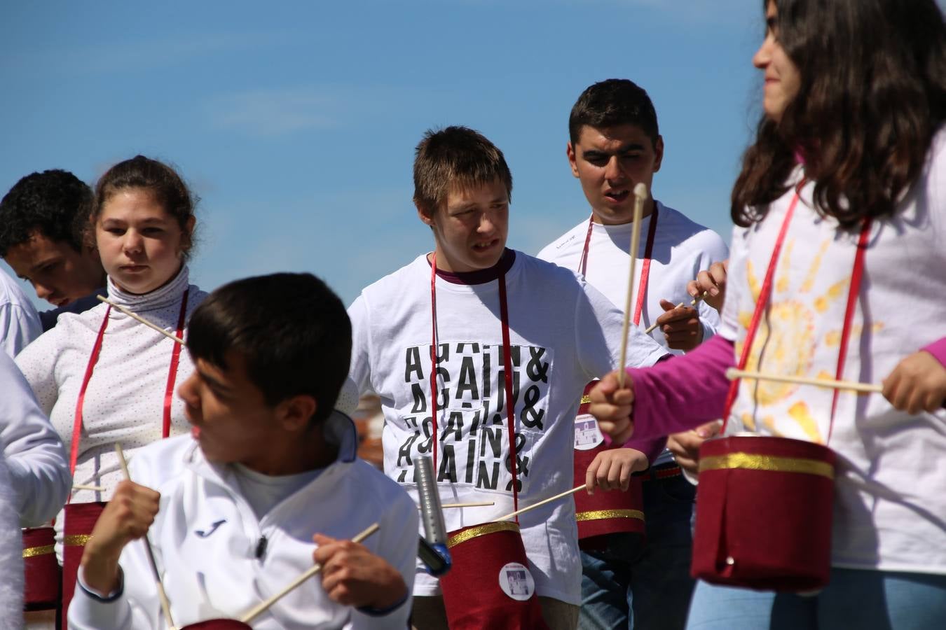 El Colegio 'Sotomayor y Terrazas' ha celebrado, esta mañana, su III Certamen escolar de bandas, organizado por el área de Música de este centro educativo, bajo la dirección de la maestra Loli Guzmán. A las puertas de la Semana Santa de Jerez, la actividad ha tenido como objetivo acercar la música a los niños y trabajar con ellos los sones que acompañan esta celebración. Esta edición ha contado, también, con la participación de alumnos del Colegio de Educación Especial 'Nuestra Señora de Aguasantas', la Agrupación Musical 'Nuestro Padre Jesús Nazareno', la Banda de CC. y TT. de 'Nuestra Señora del Rosario' y la Agrupación Musical 'Maestro Sousa'. Además, como novedad, se ha realizado un desfile previo por las calles del popular 'Barrio Alto'.