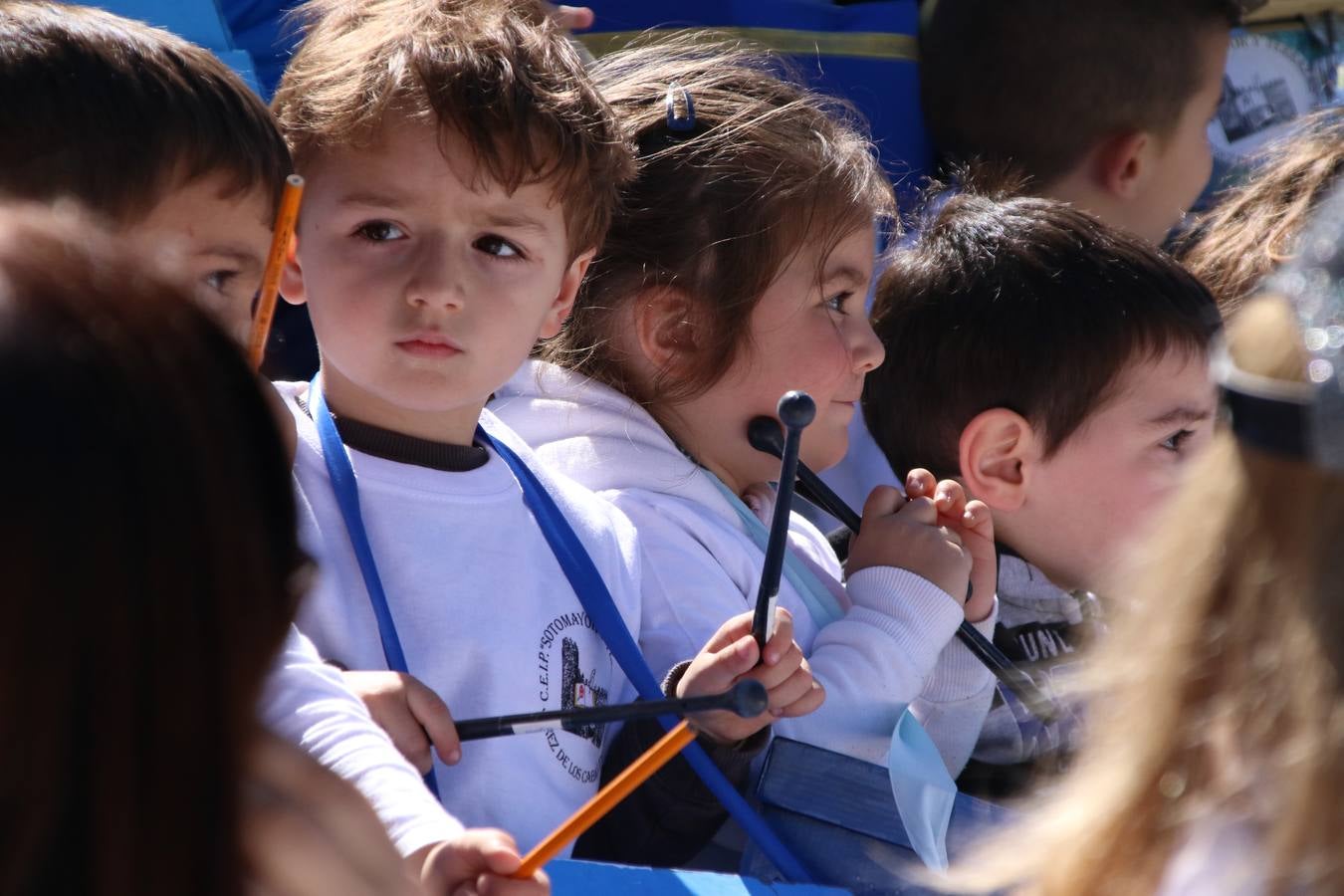 El Colegio 'Sotomayor y Terrazas' ha celebrado, esta mañana, su III Certamen escolar de bandas, organizado por el área de Música de este centro educativo, bajo la dirección de la maestra Loli Guzmán. A las puertas de la Semana Santa de Jerez, la actividad ha tenido como objetivo acercar la música a los niños y trabajar con ellos los sones que acompañan esta celebración. Esta edición ha contado, también, con la participación de alumnos del Colegio de Educación Especial 'Nuestra Señora de Aguasantas', la Agrupación Musical 'Nuestro Padre Jesús Nazareno', la Banda de CC. y TT. de 'Nuestra Señora del Rosario' y la Agrupación Musical 'Maestro Sousa'. Además, como novedad, se ha realizado un desfile previo por las calles del popular 'Barrio Alto'.