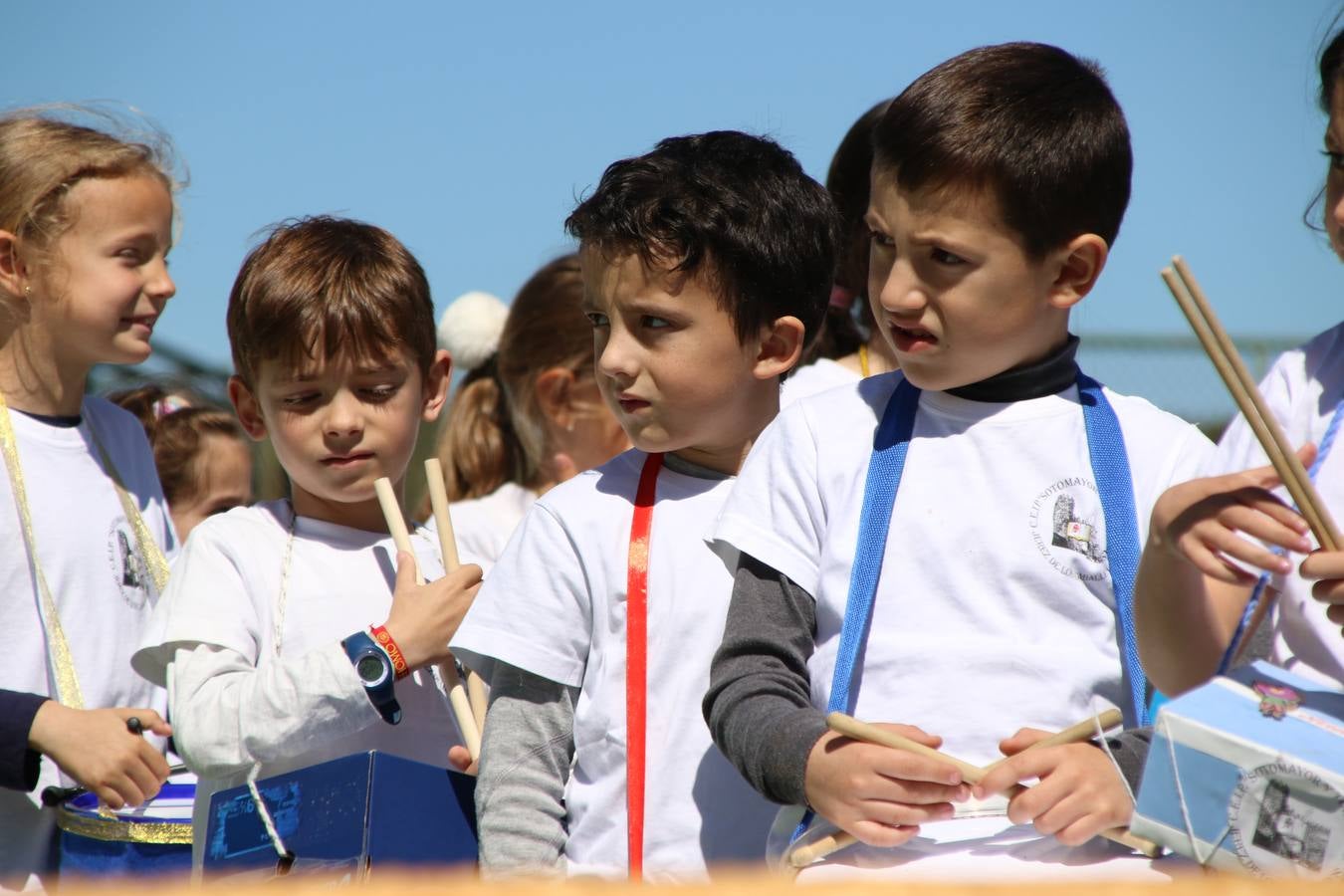 El Colegio 'Sotomayor y Terrazas' ha celebrado, esta mañana, su III Certamen escolar de bandas, organizado por el área de Música de este centro educativo, bajo la dirección de la maestra Loli Guzmán. A las puertas de la Semana Santa de Jerez, la actividad ha tenido como objetivo acercar la música a los niños y trabajar con ellos los sones que acompañan esta celebración. Esta edición ha contado, también, con la participación de alumnos del Colegio de Educación Especial 'Nuestra Señora de Aguasantas', la Agrupación Musical 'Nuestro Padre Jesús Nazareno', la Banda de CC. y TT. de 'Nuestra Señora del Rosario' y la Agrupación Musical 'Maestro Sousa'. Además, como novedad, se ha realizado un desfile previo por las calles del popular 'Barrio Alto'.