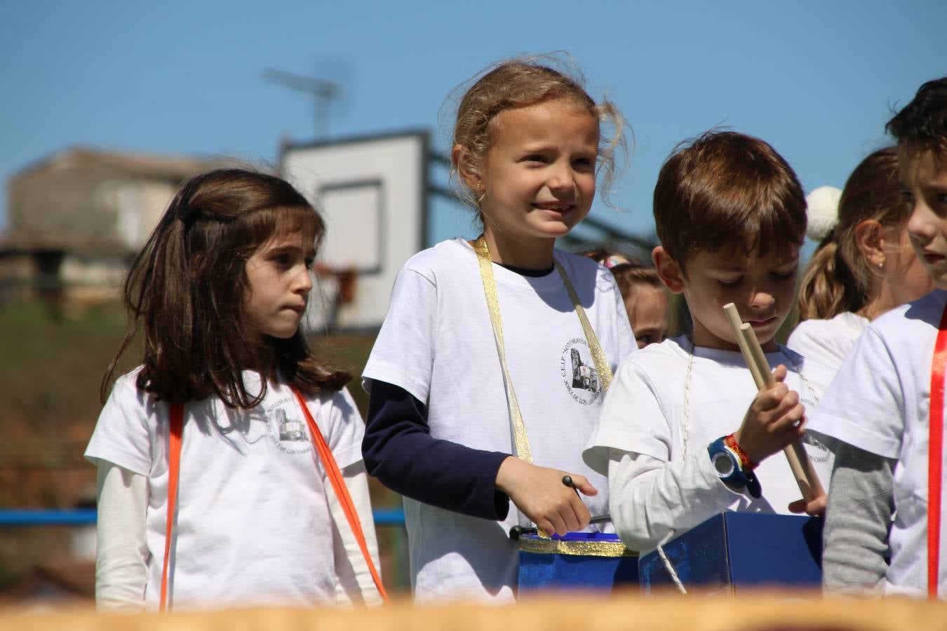 El Colegio 'Sotomayor y Terrazas' ha celebrado, esta mañana, su III Certamen escolar de bandas, organizado por el área de Música de este centro educativo, bajo la dirección de la maestra Loli Guzmán. A las puertas de la Semana Santa de Jerez, la actividad ha tenido como objetivo acercar la música a los niños y trabajar con ellos los sones que acompañan esta celebración. Esta edición ha contado, también, con la participación de alumnos del Colegio de Educación Especial 'Nuestra Señora de Aguasantas', la Agrupación Musical 'Nuestro Padre Jesús Nazareno', la Banda de CC. y TT. de 'Nuestra Señora del Rosario' y la Agrupación Musical 'Maestro Sousa'. Además, como novedad, se ha realizado un desfile previo por las calles del popular 'Barrio Alto'.