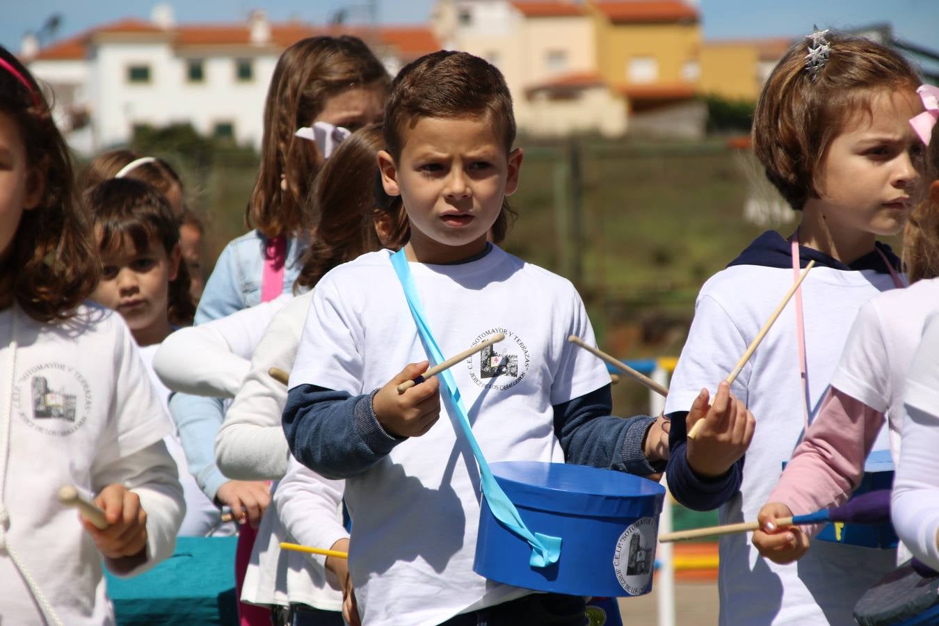 El Colegio 'Sotomayor y Terrazas' ha celebrado, esta mañana, su III Certamen escolar de bandas, organizado por el área de Música de este centro educativo, bajo la dirección de la maestra Loli Guzmán. A las puertas de la Semana Santa de Jerez, la actividad ha tenido como objetivo acercar la música a los niños y trabajar con ellos los sones que acompañan esta celebración. Esta edición ha contado, también, con la participación de alumnos del Colegio de Educación Especial 'Nuestra Señora de Aguasantas', la Agrupación Musical 'Nuestro Padre Jesús Nazareno', la Banda de CC. y TT. de 'Nuestra Señora del Rosario' y la Agrupación Musical 'Maestro Sousa'. Además, como novedad, se ha realizado un desfile previo por las calles del popular 'Barrio Alto'.