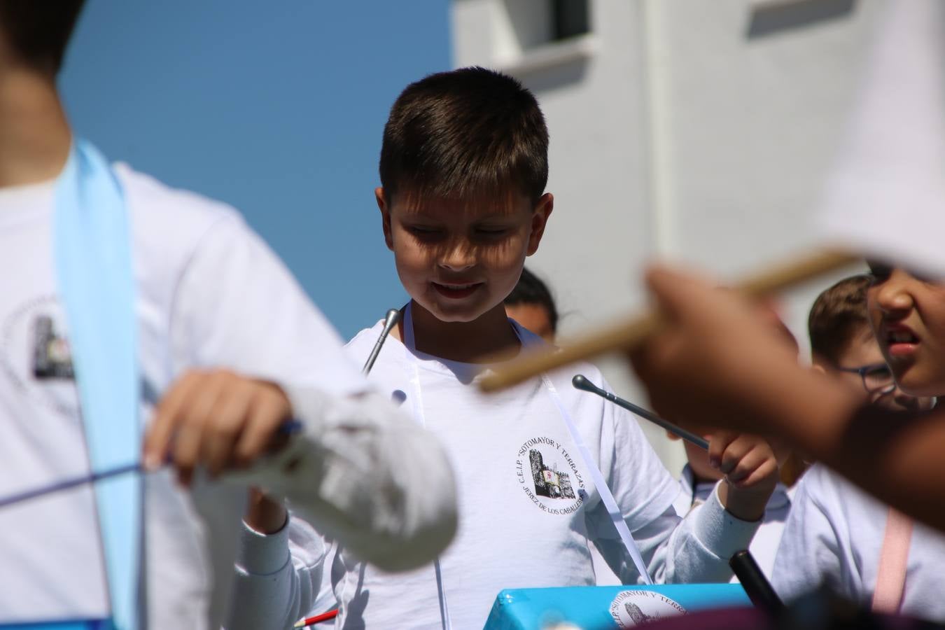 El Colegio 'Sotomayor y Terrazas' ha celebrado, esta mañana, su III Certamen escolar de bandas, organizado por el área de Música de este centro educativo, bajo la dirección de la maestra Loli Guzmán. A las puertas de la Semana Santa de Jerez, la actividad ha tenido como objetivo acercar la música a los niños y trabajar con ellos los sones que acompañan esta celebración. Esta edición ha contado, también, con la participación de alumnos del Colegio de Educación Especial 'Nuestra Señora de Aguasantas', la Agrupación Musical 'Nuestro Padre Jesús Nazareno', la Banda de CC. y TT. de 'Nuestra Señora del Rosario' y la Agrupación Musical 'Maestro Sousa'. Además, como novedad, se ha realizado un desfile previo por las calles del popular 'Barrio Alto'.
