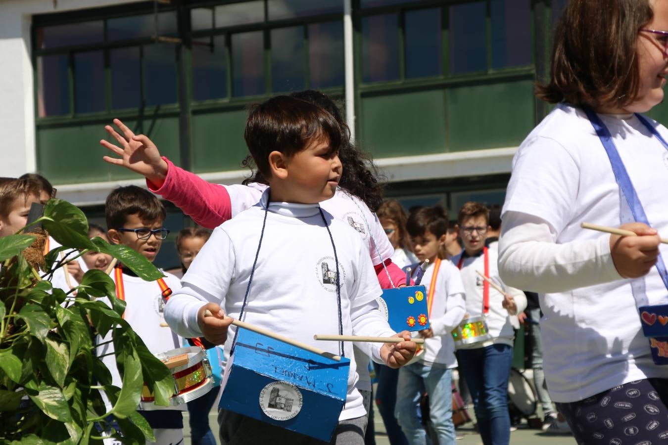 El Colegio 'Sotomayor y Terrazas' ha celebrado, esta mañana, su III Certamen escolar de bandas, organizado por el área de Música de este centro educativo, bajo la dirección de la maestra Loli Guzmán. A las puertas de la Semana Santa de Jerez, la actividad ha tenido como objetivo acercar la música a los niños y trabajar con ellos los sones que acompañan esta celebración. Esta edición ha contado, también, con la participación de alumnos del Colegio de Educación Especial 'Nuestra Señora de Aguasantas', la Agrupación Musical 'Nuestro Padre Jesús Nazareno', la Banda de CC. y TT. de 'Nuestra Señora del Rosario' y la Agrupación Musical 'Maestro Sousa'. Además, como novedad, se ha realizado un desfile previo por las calles del popular 'Barrio Alto'.