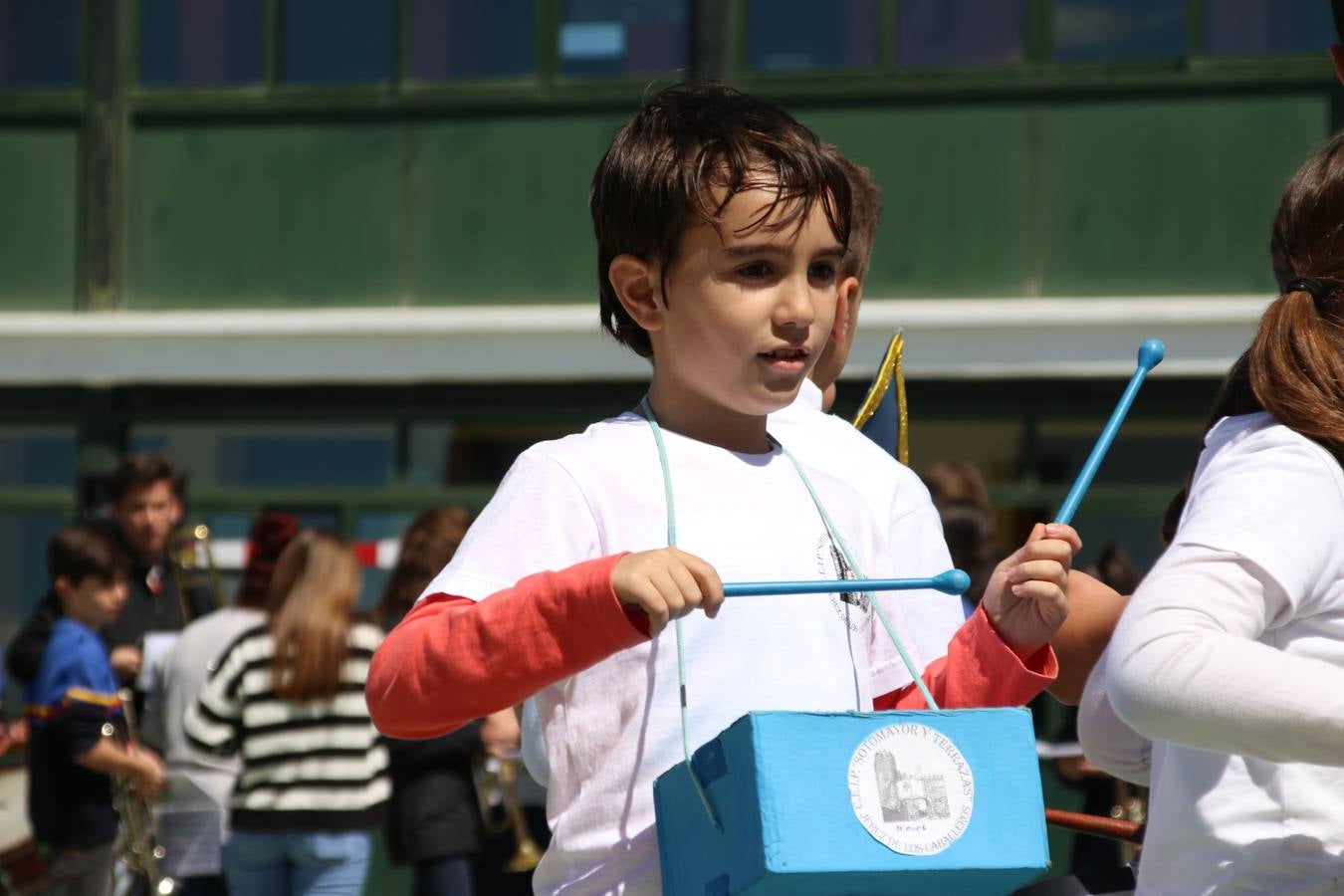 El Colegio 'Sotomayor y Terrazas' ha celebrado, esta mañana, su III Certamen escolar de bandas, organizado por el área de Música de este centro educativo, bajo la dirección de la maestra Loli Guzmán. A las puertas de la Semana Santa de Jerez, la actividad ha tenido como objetivo acercar la música a los niños y trabajar con ellos los sones que acompañan esta celebración. Esta edición ha contado, también, con la participación de alumnos del Colegio de Educación Especial 'Nuestra Señora de Aguasantas', la Agrupación Musical 'Nuestro Padre Jesús Nazareno', la Banda de CC. y TT. de 'Nuestra Señora del Rosario' y la Agrupación Musical 'Maestro Sousa'. Además, como novedad, se ha realizado un desfile previo por las calles del popular 'Barrio Alto'.
