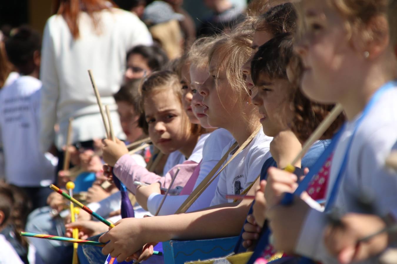 El Colegio 'Sotomayor y Terrazas' ha celebrado, esta mañana, su III Certamen escolar de bandas, organizado por el área de Música de este centro educativo, bajo la dirección de la maestra Loli Guzmán. A las puertas de la Semana Santa de Jerez, la actividad ha tenido como objetivo acercar la música a los niños y trabajar con ellos los sones que acompañan esta celebración. Esta edición ha contado, también, con la participación de alumnos del Colegio de Educación Especial 'Nuestra Señora de Aguasantas', la Agrupación Musical 'Nuestro Padre Jesús Nazareno', la Banda de CC. y TT. de 'Nuestra Señora del Rosario' y la Agrupación Musical 'Maestro Sousa'. Además, como novedad, se ha realizado un desfile previo por las calles del popular 'Barrio Alto'.