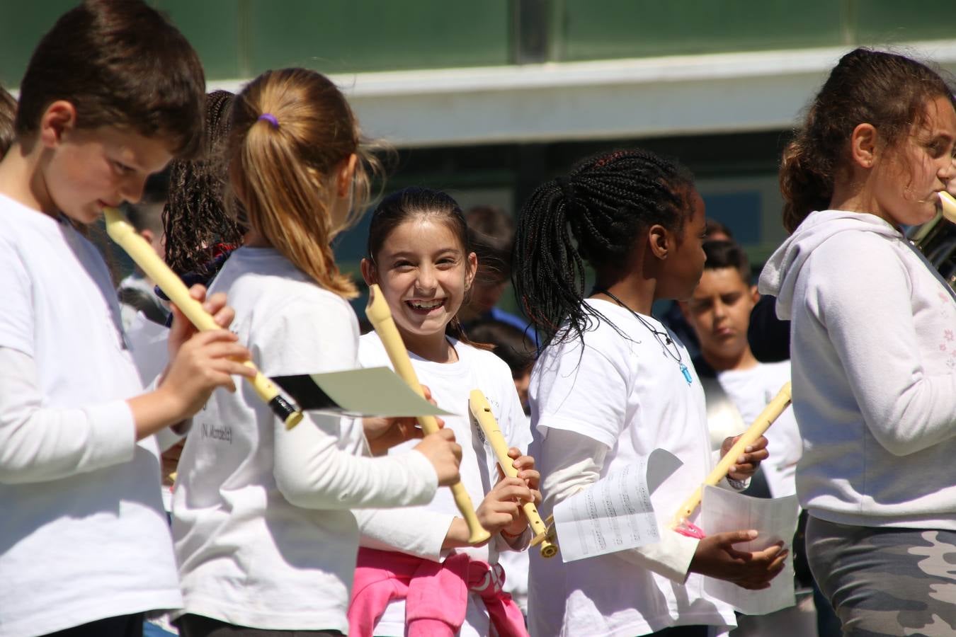 El Colegio 'Sotomayor y Terrazas' ha celebrado, esta mañana, su III Certamen escolar de bandas, organizado por el área de Música de este centro educativo, bajo la dirección de la maestra Loli Guzmán. A las puertas de la Semana Santa de Jerez, la actividad ha tenido como objetivo acercar la música a los niños y trabajar con ellos los sones que acompañan esta celebración. Esta edición ha contado, también, con la participación de alumnos del Colegio de Educación Especial 'Nuestra Señora de Aguasantas', la Agrupación Musical 'Nuestro Padre Jesús Nazareno', la Banda de CC. y TT. de 'Nuestra Señora del Rosario' y la Agrupación Musical 'Maestro Sousa'. Además, como novedad, se ha realizado un desfile previo por las calles del popular 'Barrio Alto'.