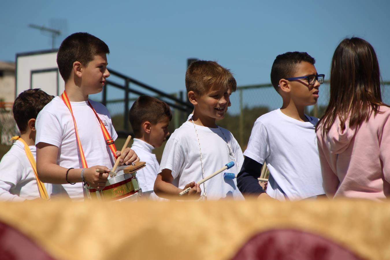 El Colegio 'Sotomayor y Terrazas' ha celebrado, esta mañana, su III Certamen escolar de bandas, organizado por el área de Música de este centro educativo, bajo la dirección de la maestra Loli Guzmán. A las puertas de la Semana Santa de Jerez, la actividad ha tenido como objetivo acercar la música a los niños y trabajar con ellos los sones que acompañan esta celebración. Esta edición ha contado, también, con la participación de alumnos del Colegio de Educación Especial 'Nuestra Señora de Aguasantas', la Agrupación Musical 'Nuestro Padre Jesús Nazareno', la Banda de CC. y TT. de 'Nuestra Señora del Rosario' y la Agrupación Musical 'Maestro Sousa'. Además, como novedad, se ha realizado un desfile previo por las calles del popular 'Barrio Alto'.