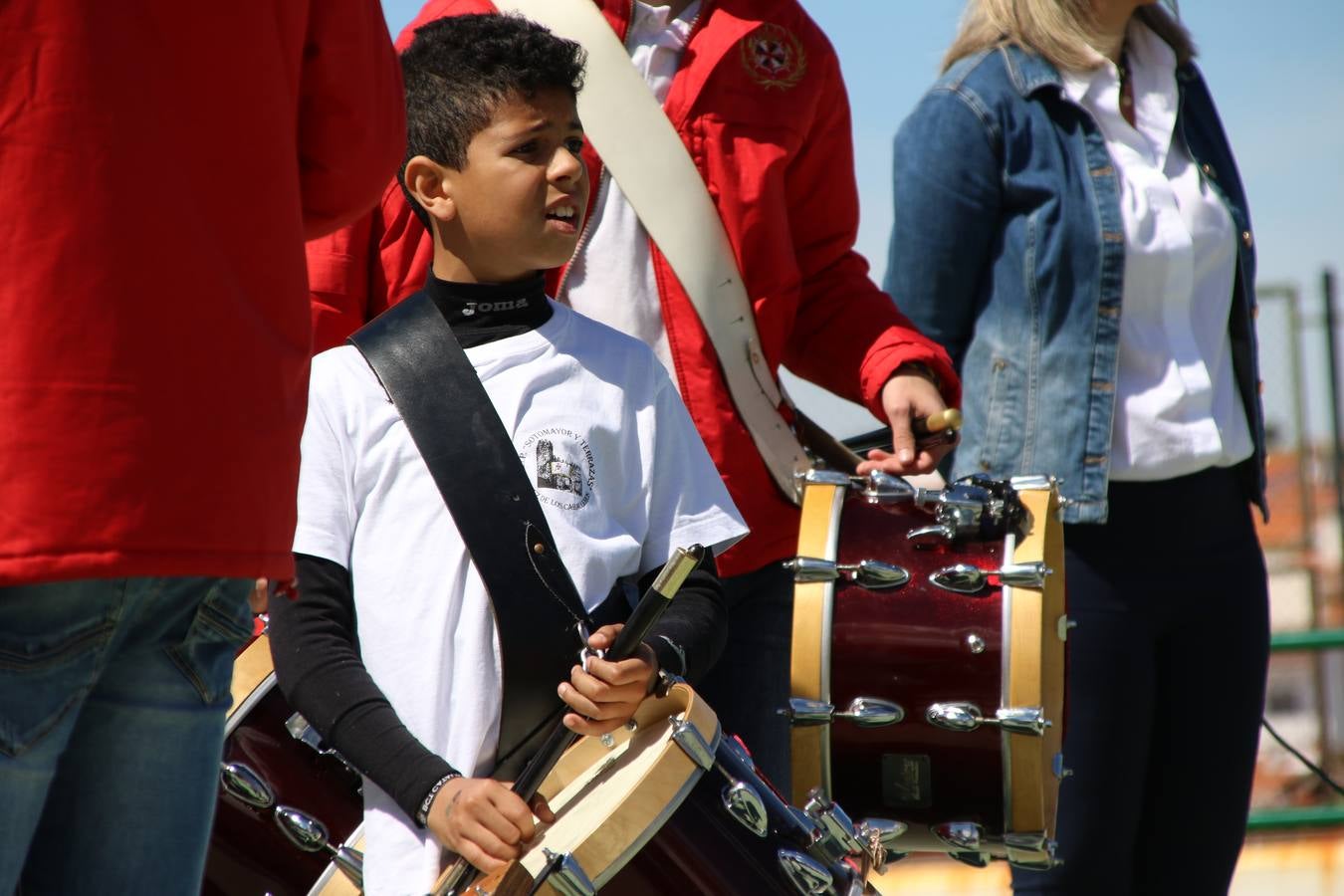 El Colegio 'Sotomayor y Terrazas' ha celebrado, esta mañana, su III Certamen escolar de bandas, organizado por el área de Música de este centro educativo, bajo la dirección de la maestra Loli Guzmán. A las puertas de la Semana Santa de Jerez, la actividad ha tenido como objetivo acercar la música a los niños y trabajar con ellos los sones que acompañan esta celebración. Esta edición ha contado, también, con la participación de alumnos del Colegio de Educación Especial 'Nuestra Señora de Aguasantas', la Agrupación Musical 'Nuestro Padre Jesús Nazareno', la Banda de CC. y TT. de 'Nuestra Señora del Rosario' y la Agrupación Musical 'Maestro Sousa'. Además, como novedad, se ha realizado un desfile previo por las calles del popular 'Barrio Alto'.
